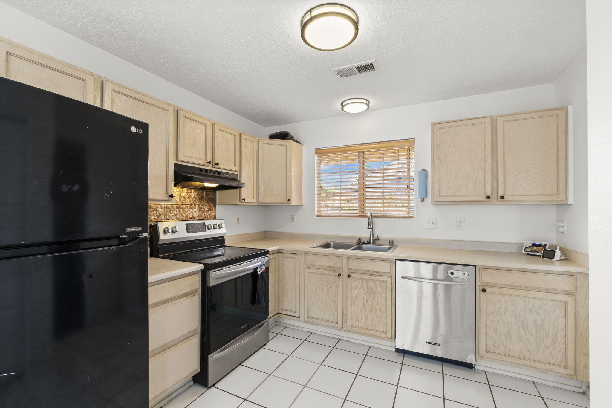 7032 GLEN HILLS Drive NE