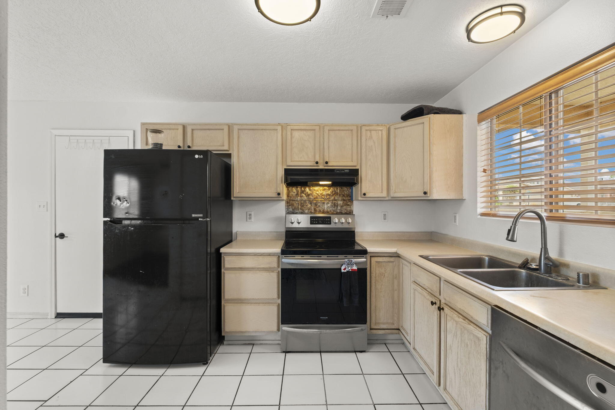 7032 GLEN HILLS Drive NE