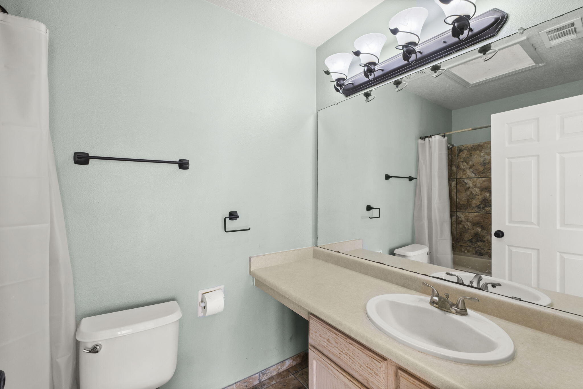 7032 GLEN HILLS Drive NE