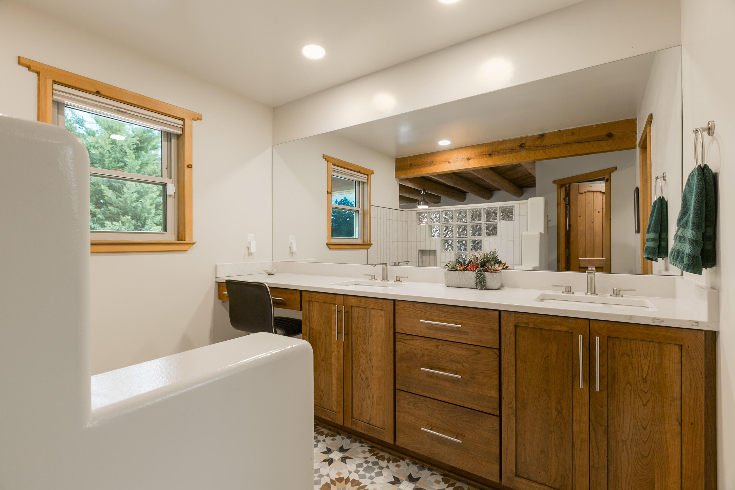 6816 TAMARISK Place NW