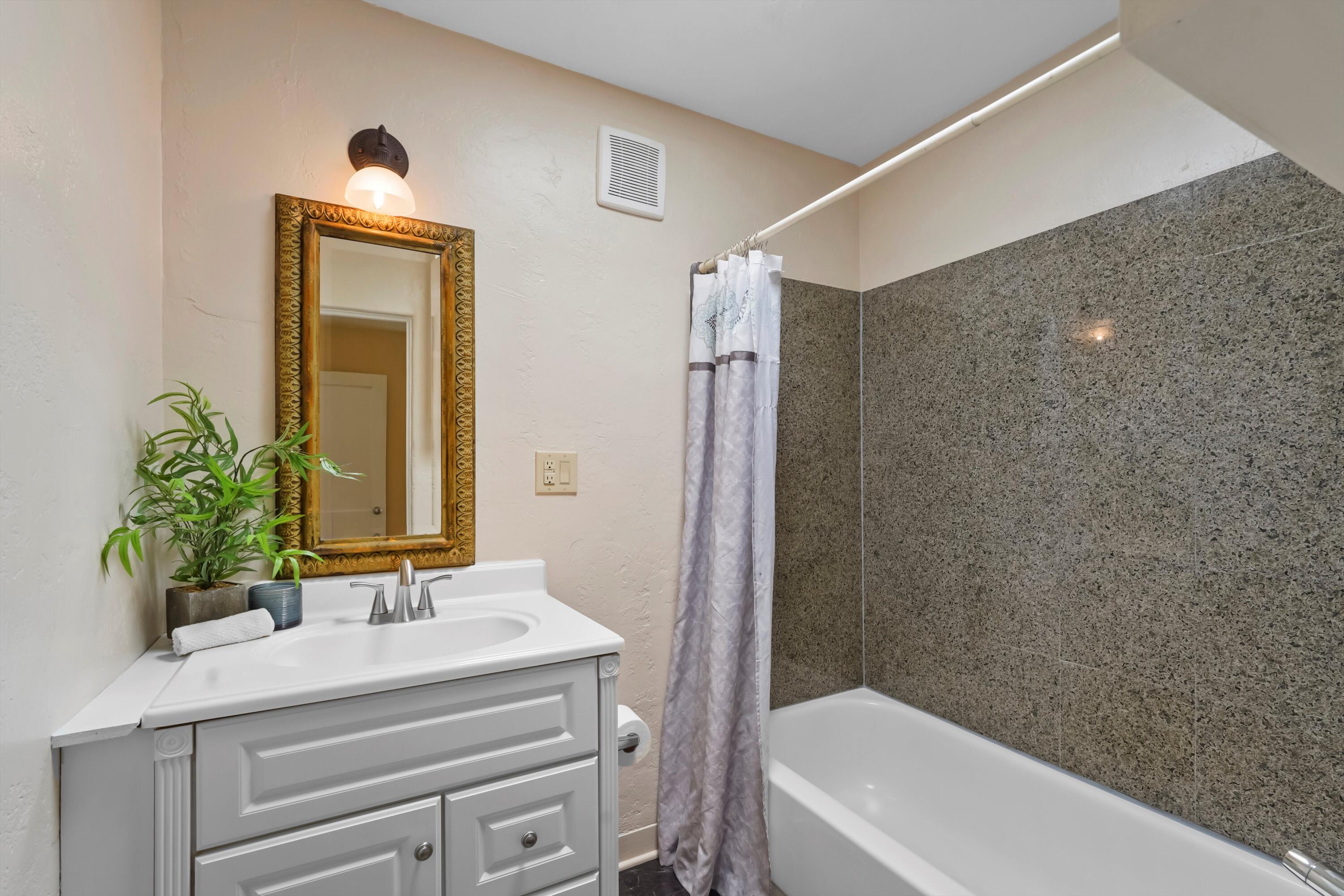 520 CARLISLE Boulevard NE