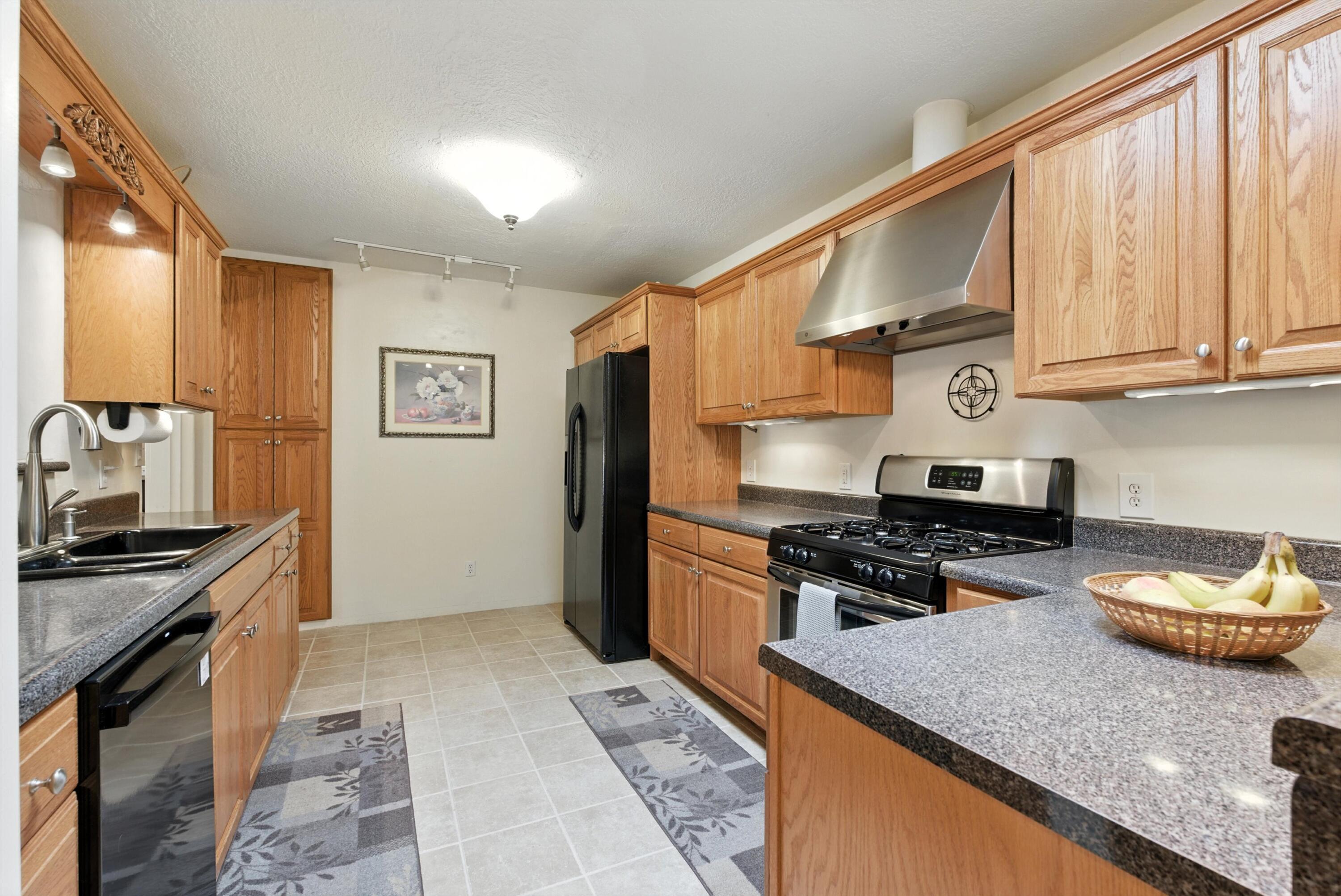 828 CHARLES Place NW