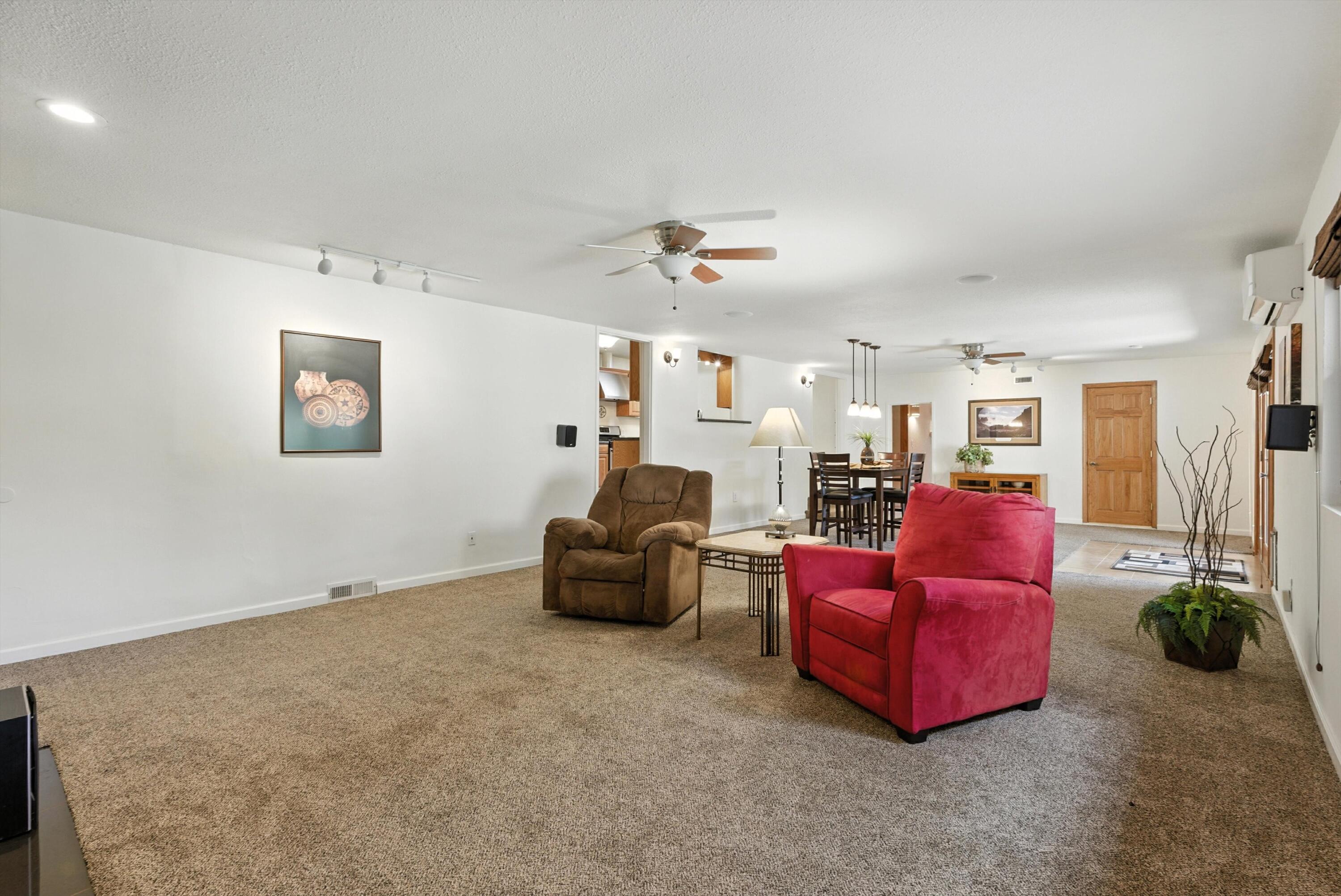 828 CHARLES Place NW