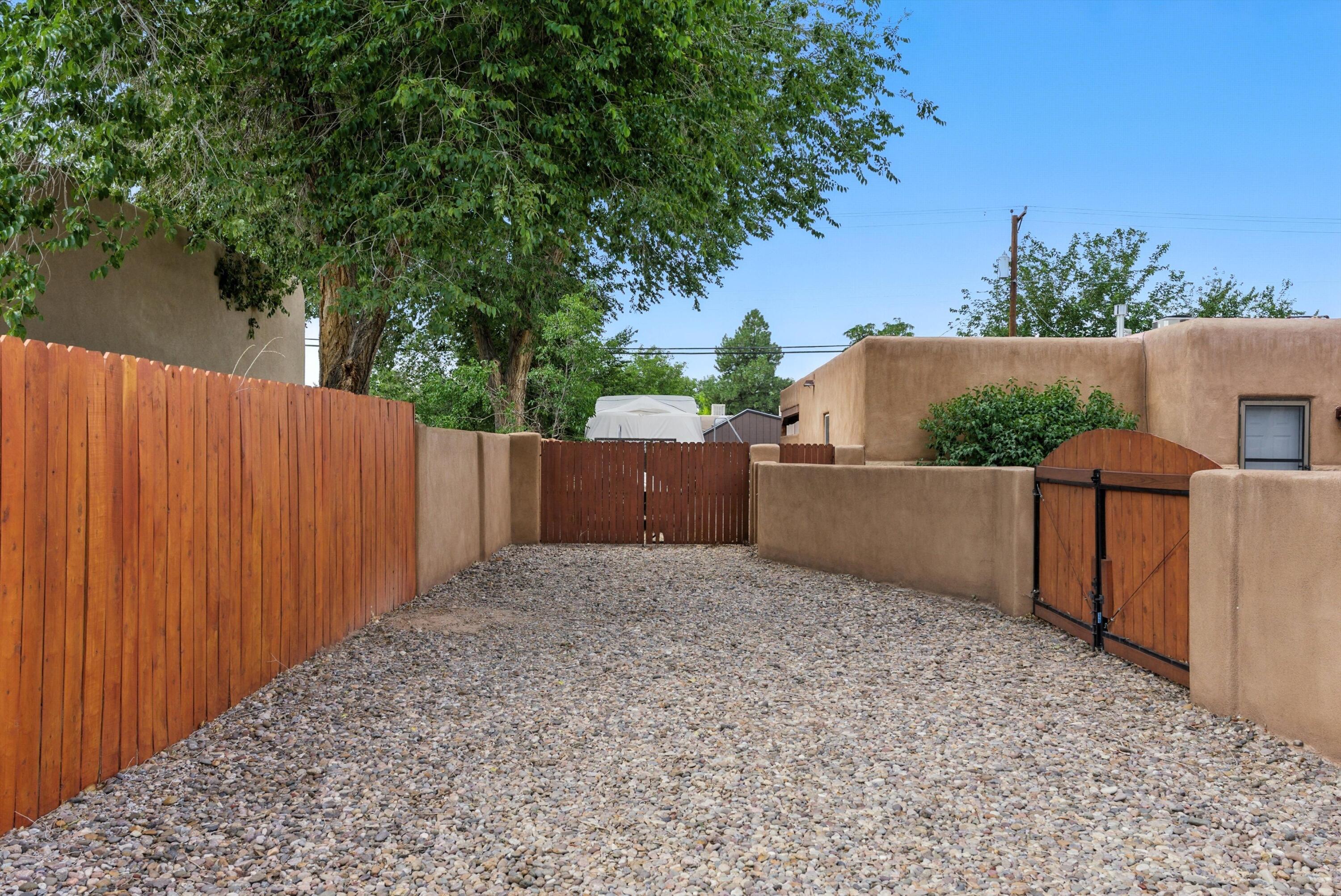 828 CHARLES Place NW