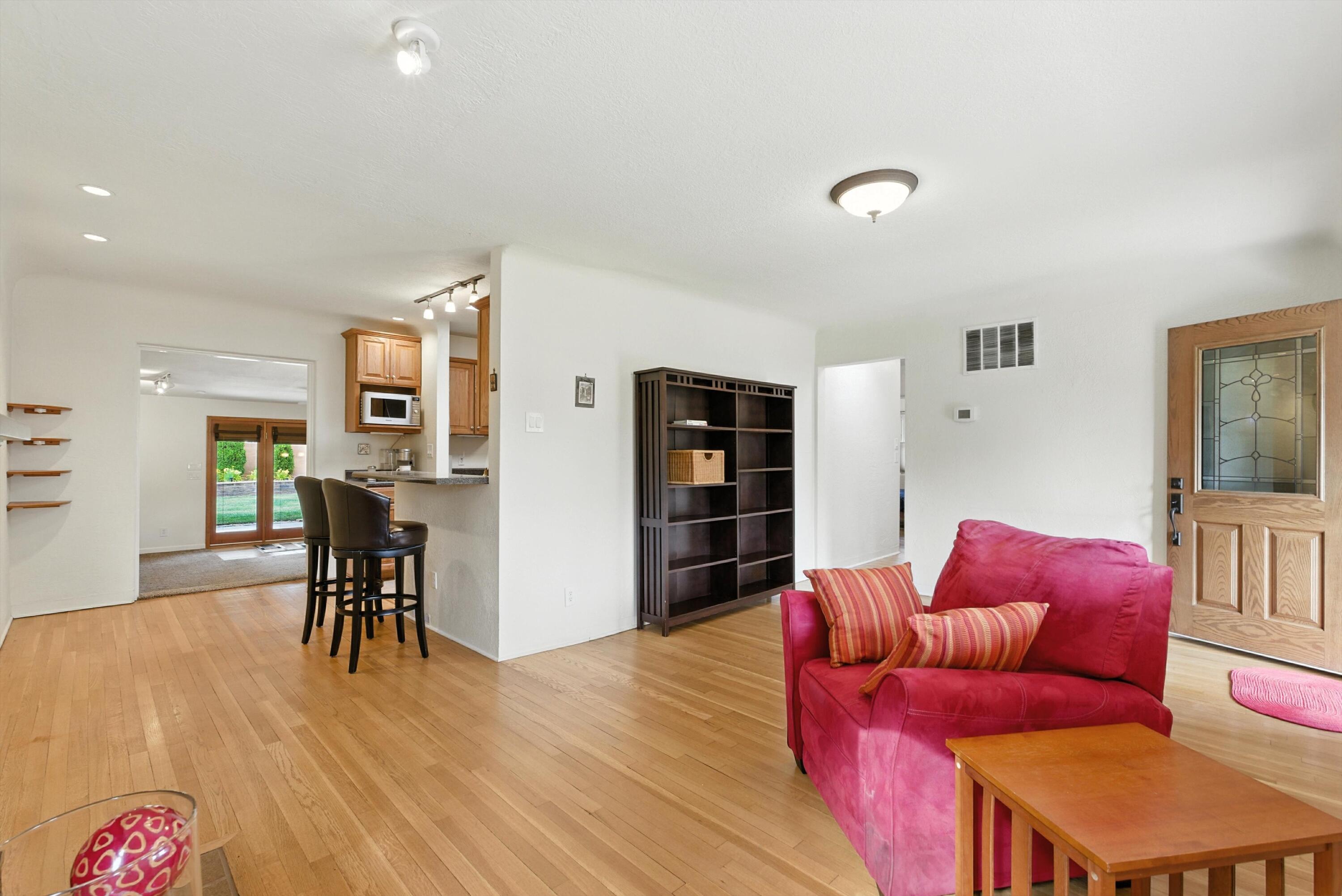 828 CHARLES Place NW