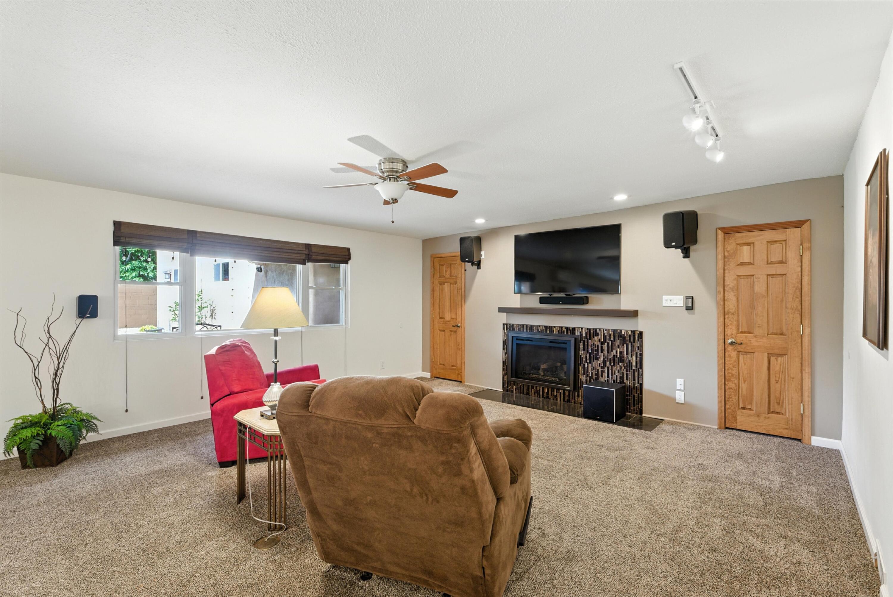 828 CHARLES Place NW