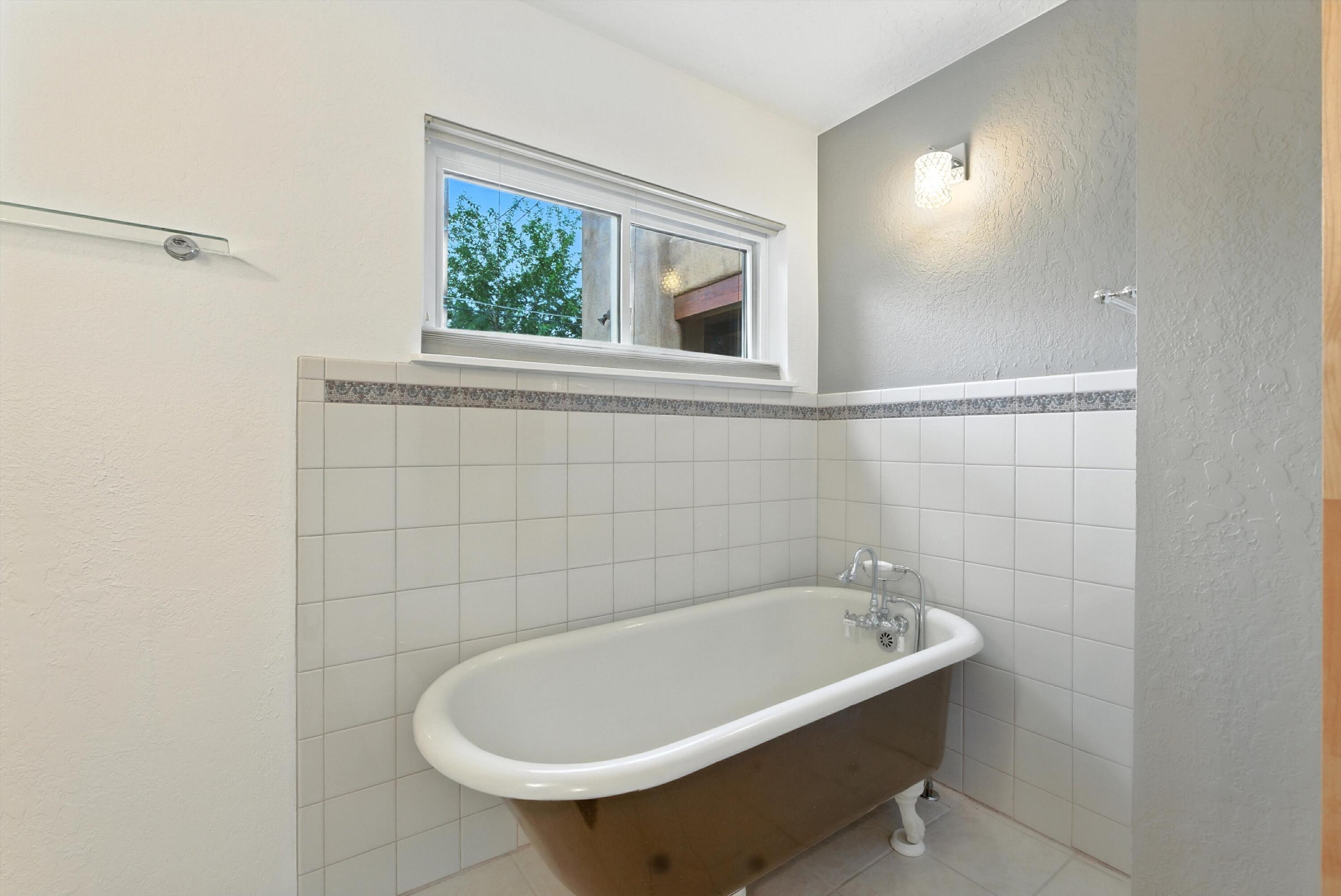 828 CHARLES Place NW