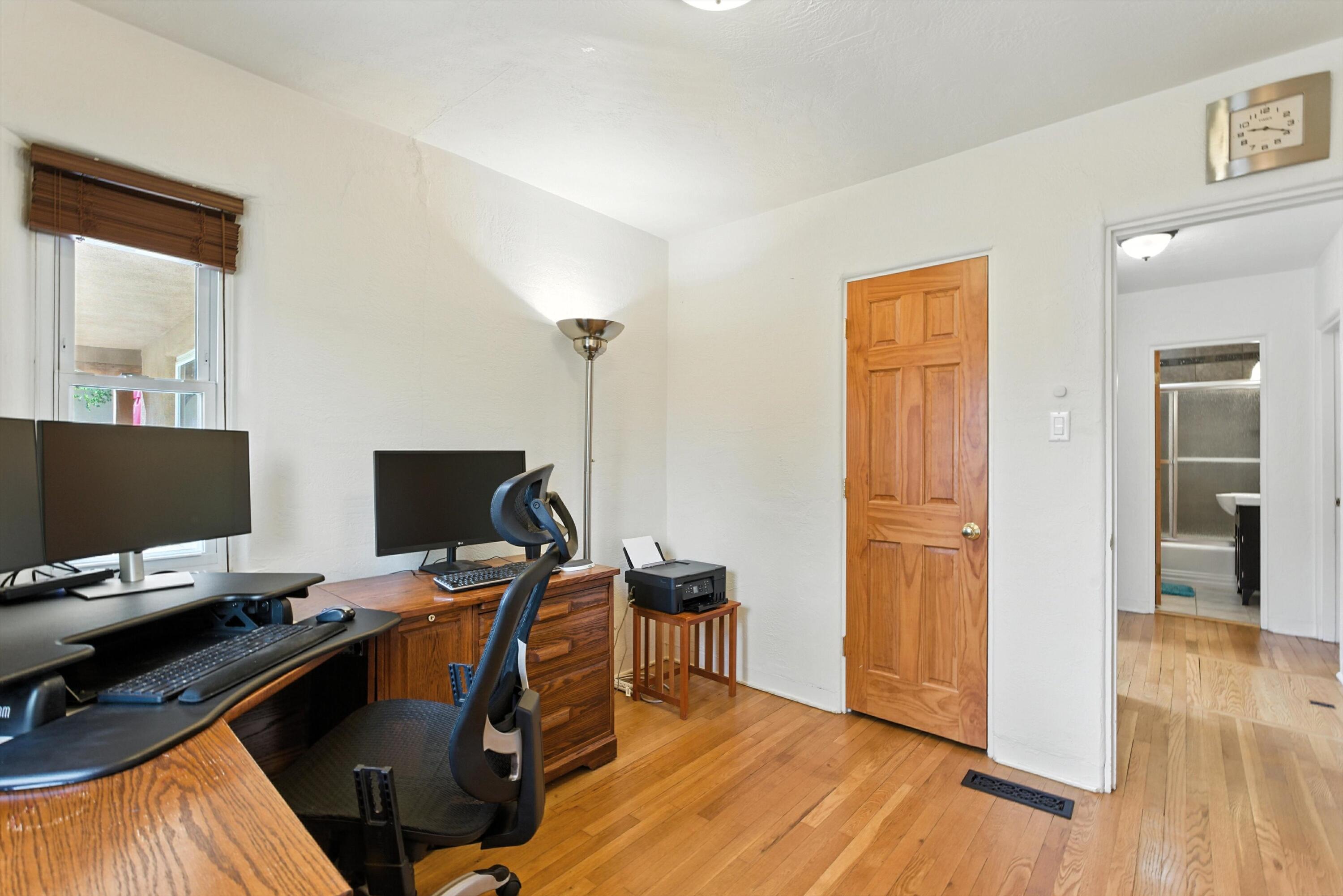 828 CHARLES Place NW