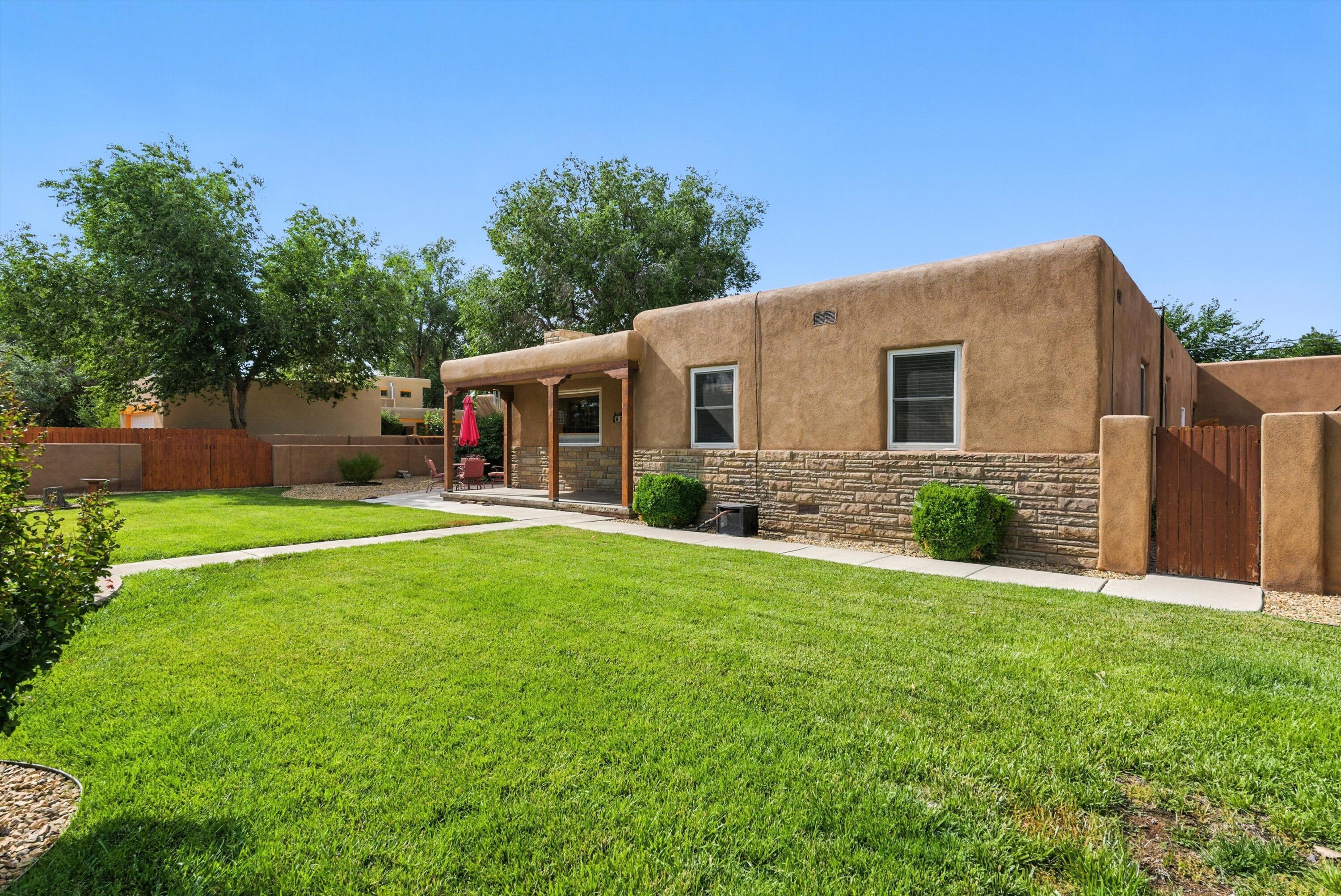 828 CHARLES Place NW