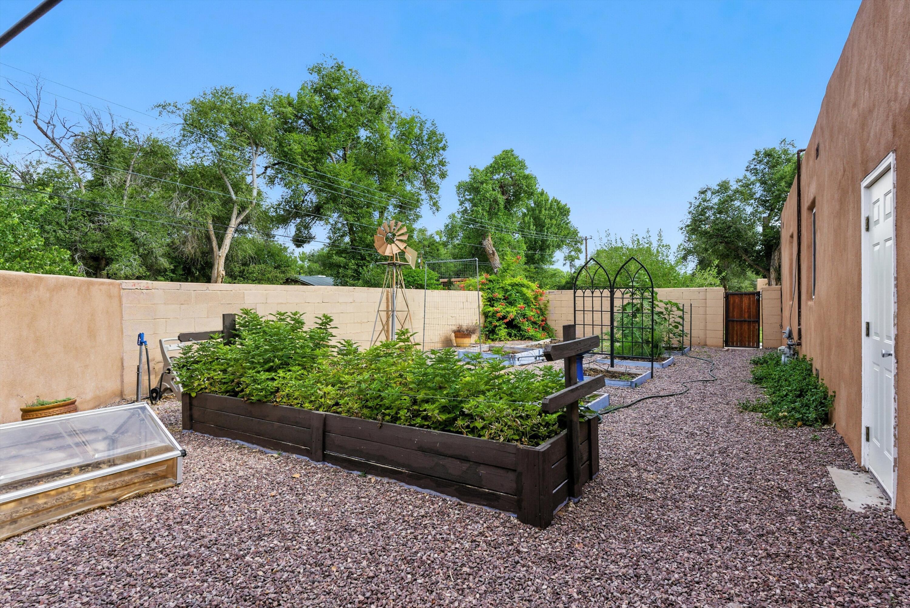 828 CHARLES Place NW