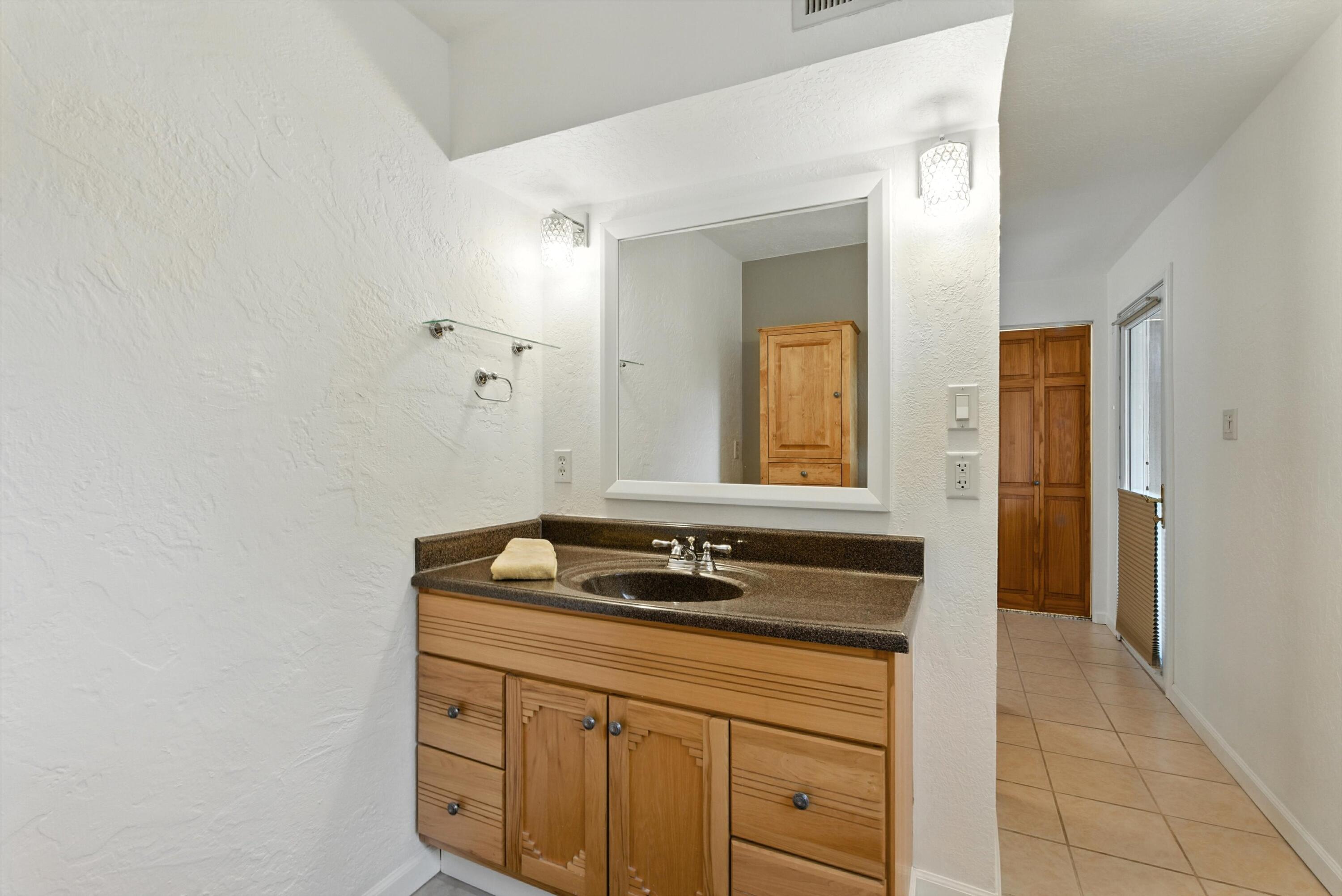 828 CHARLES Place NW