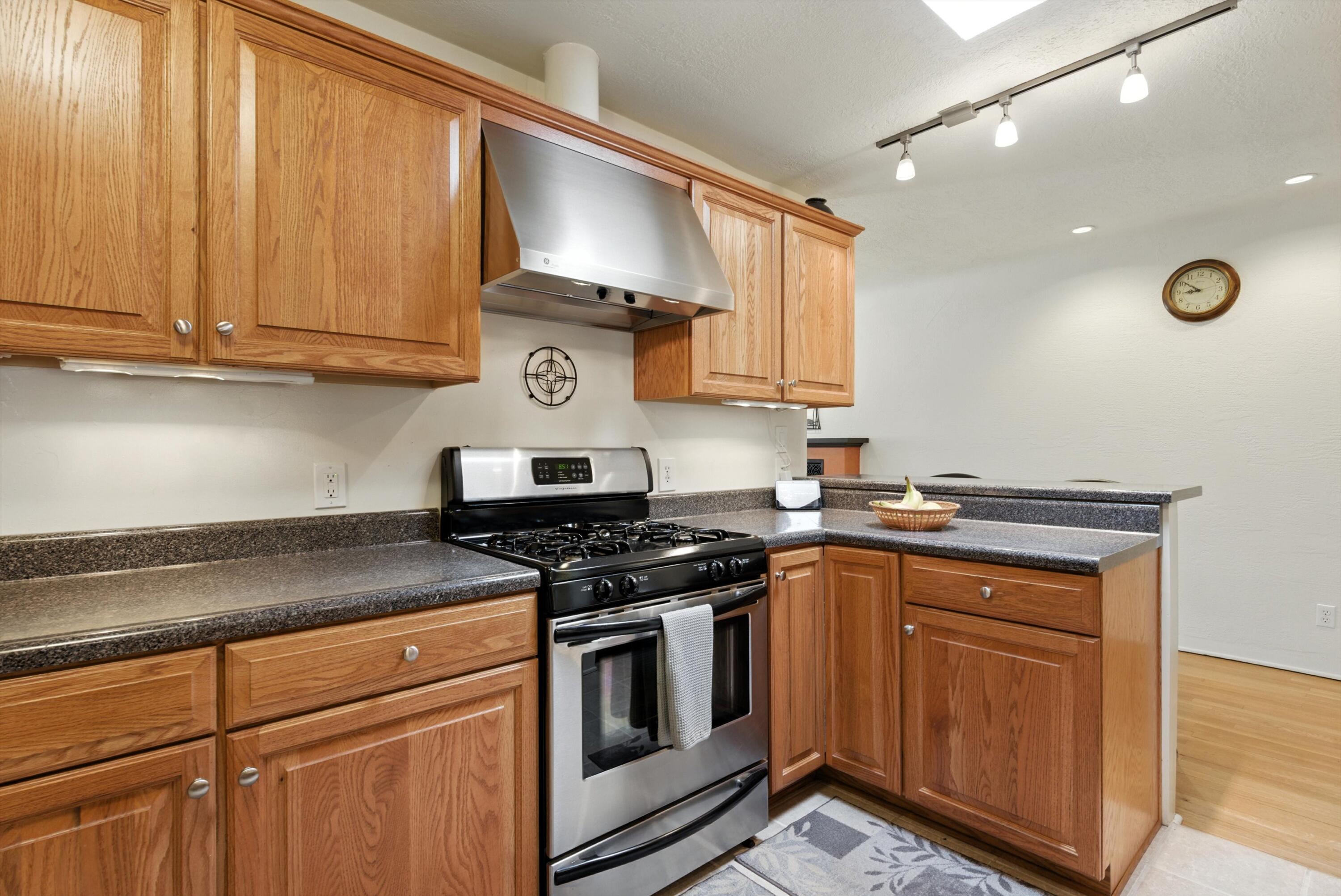 828 CHARLES Place NW