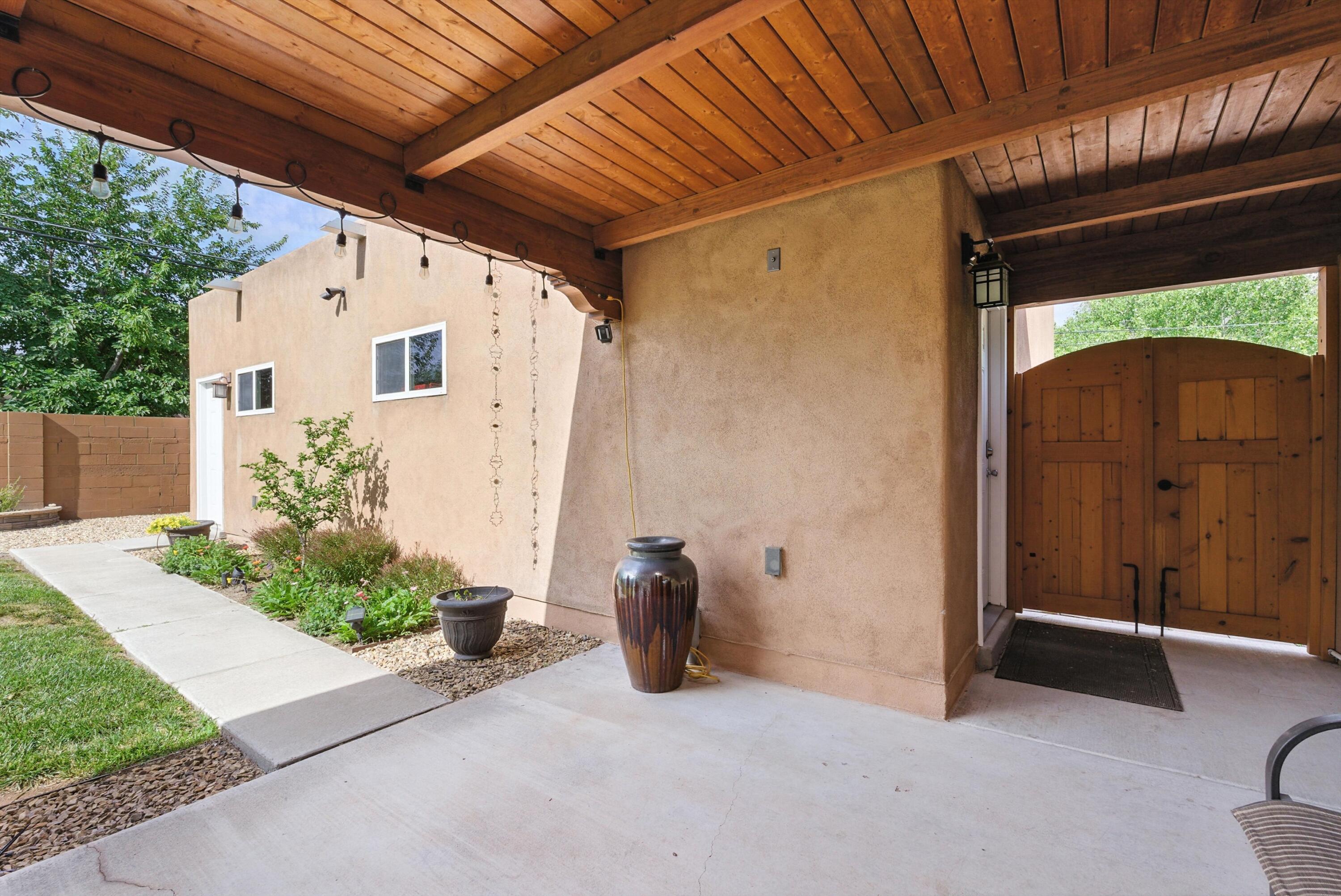 828 CHARLES Place NW