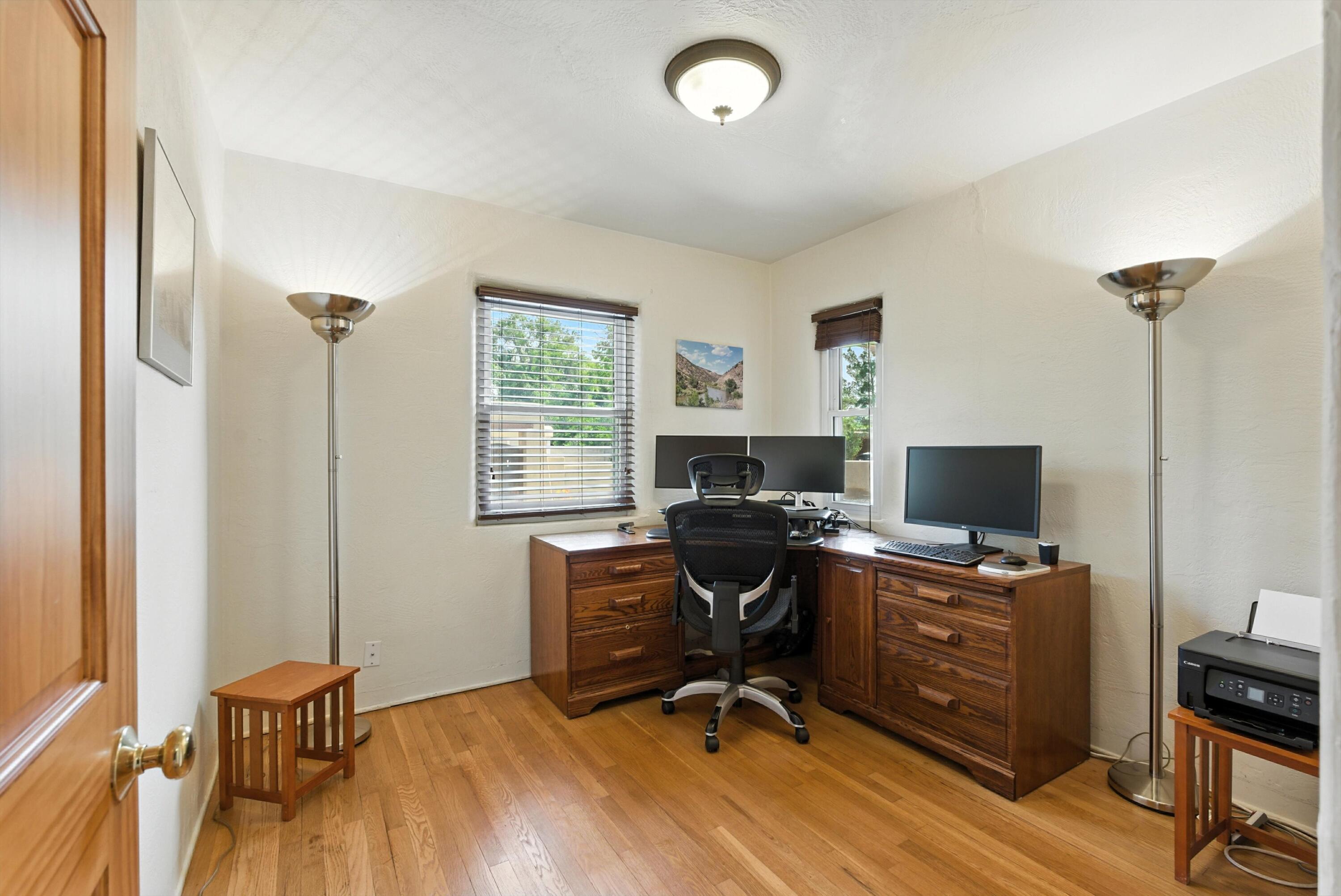 828 CHARLES Place NW