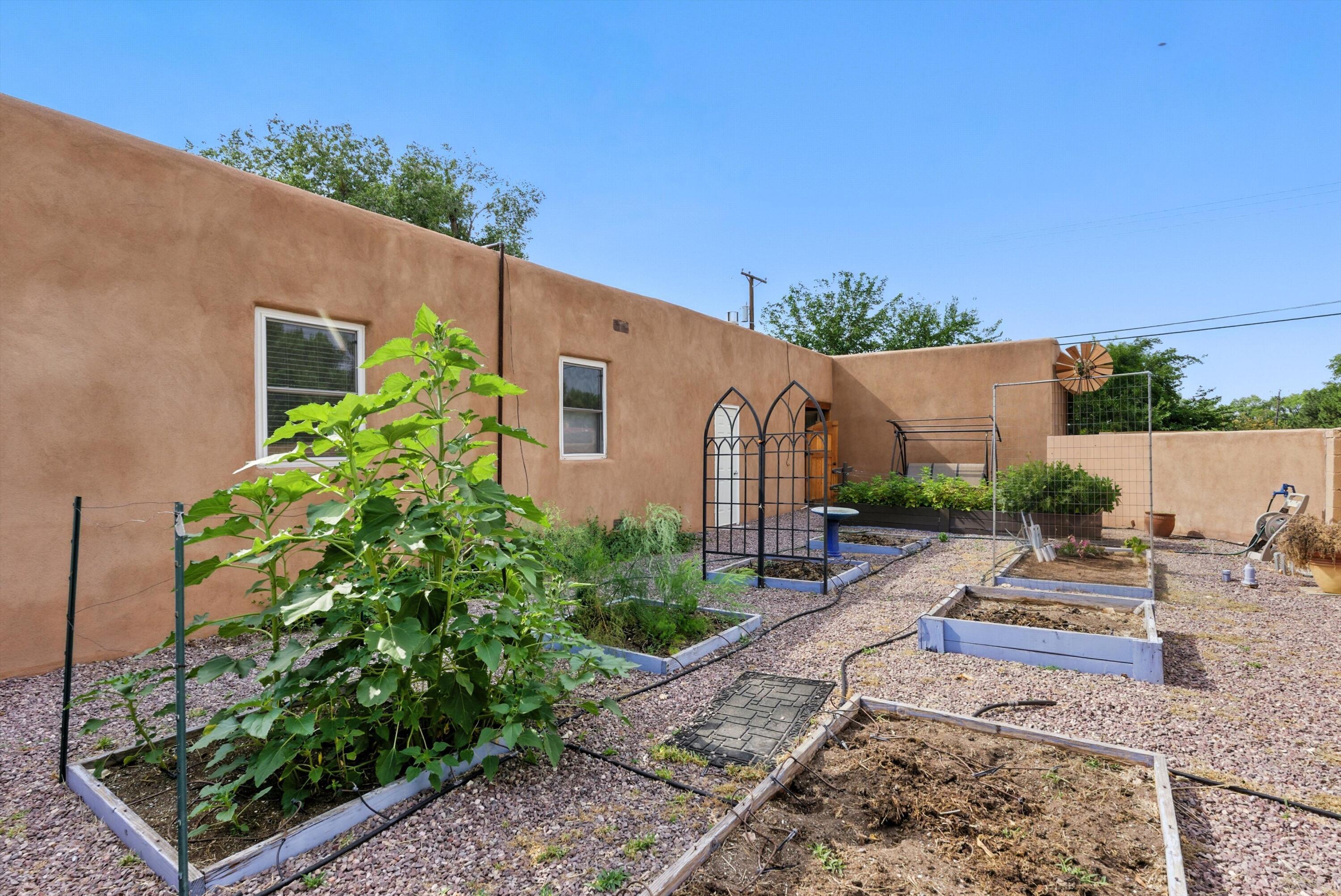 828 CHARLES Place NW