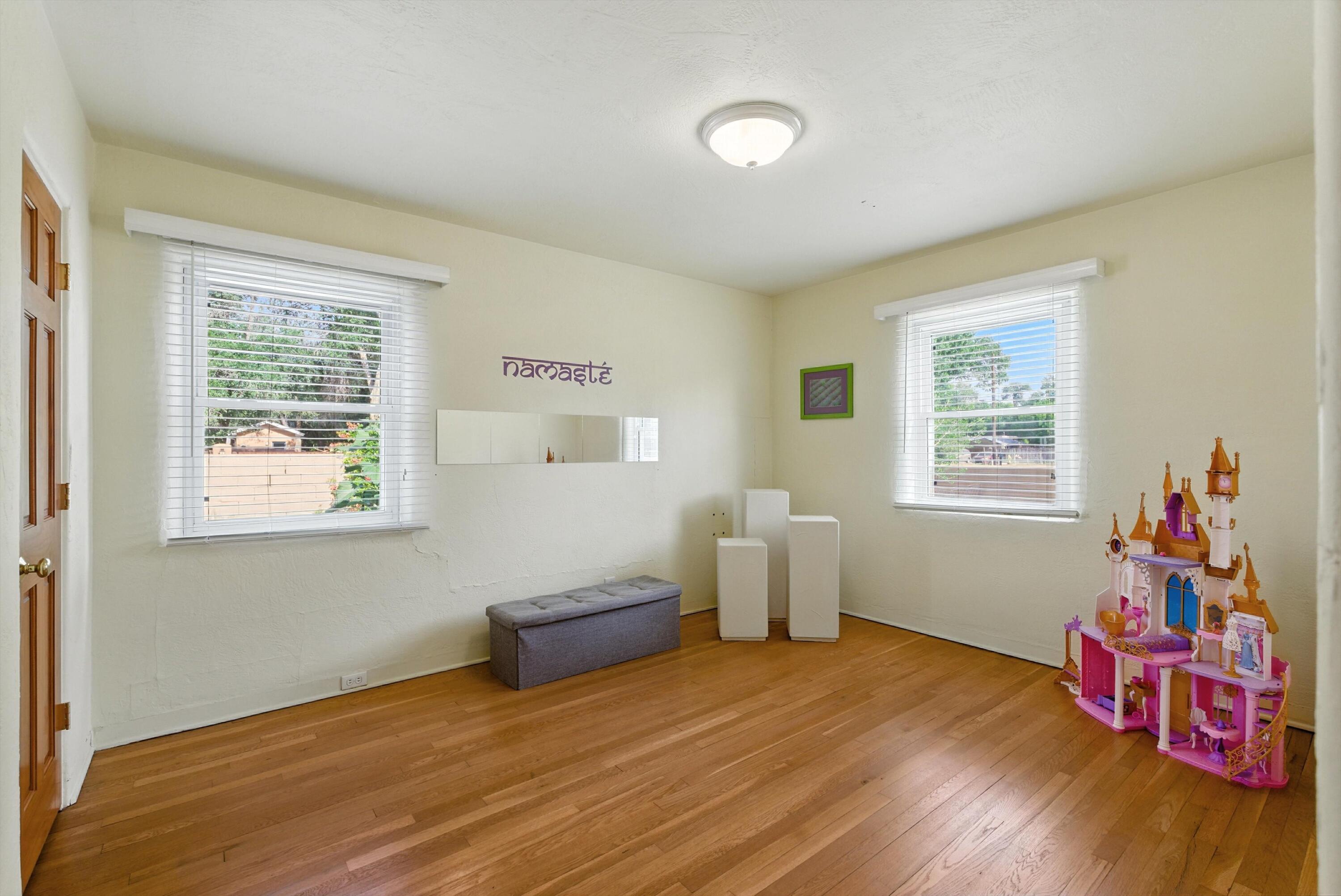 828 CHARLES Place NW