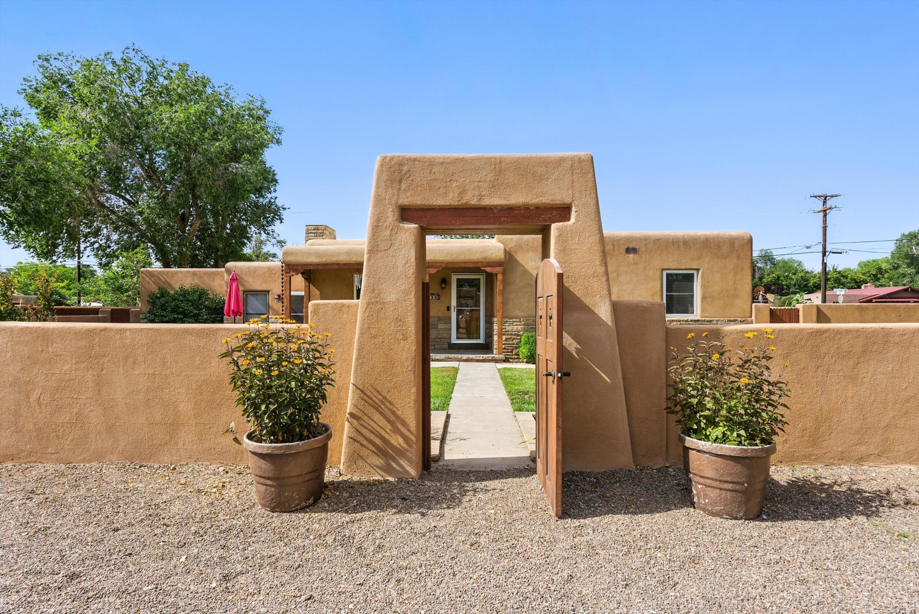 828 CHARLES Place NW