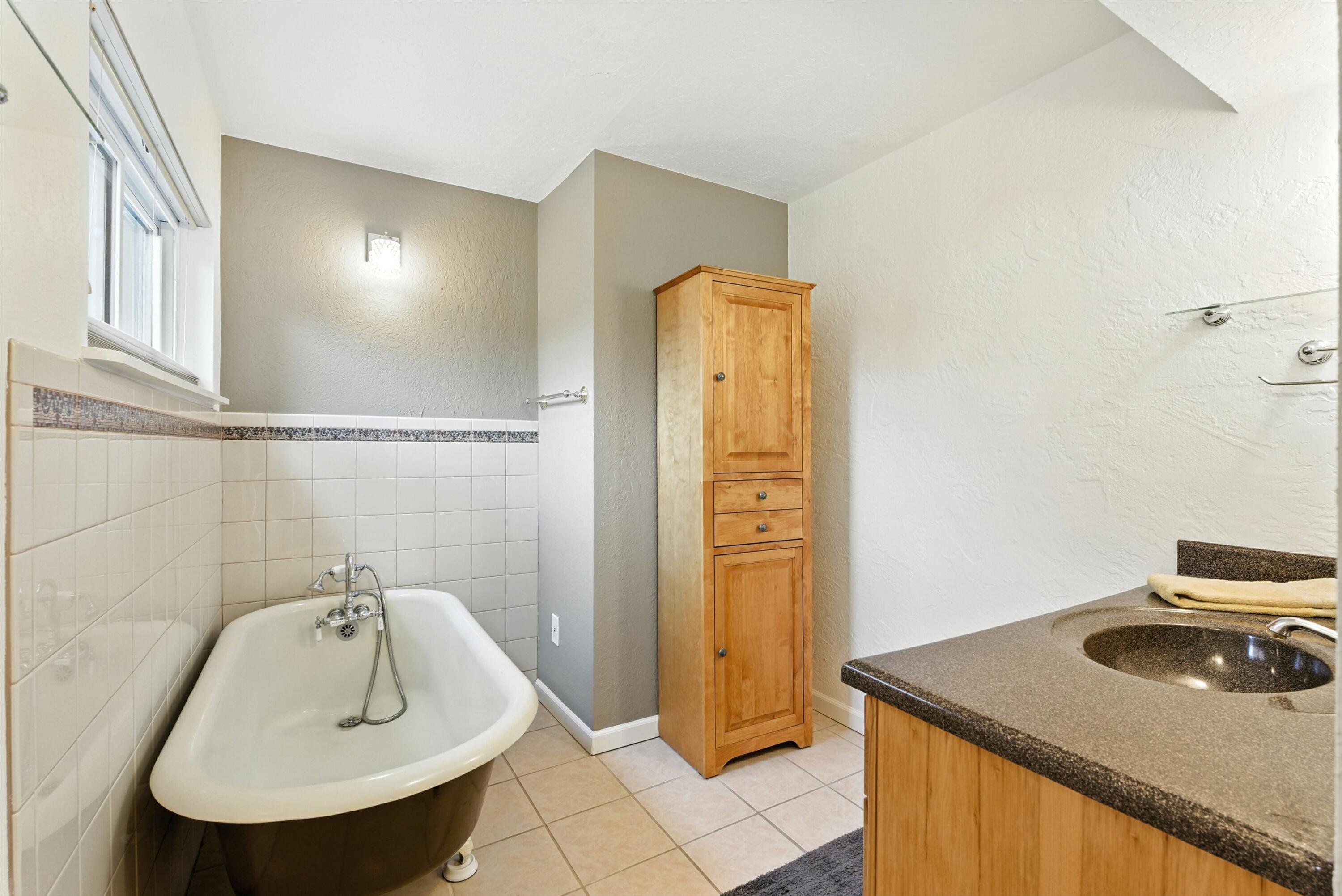 828 CHARLES Place NW