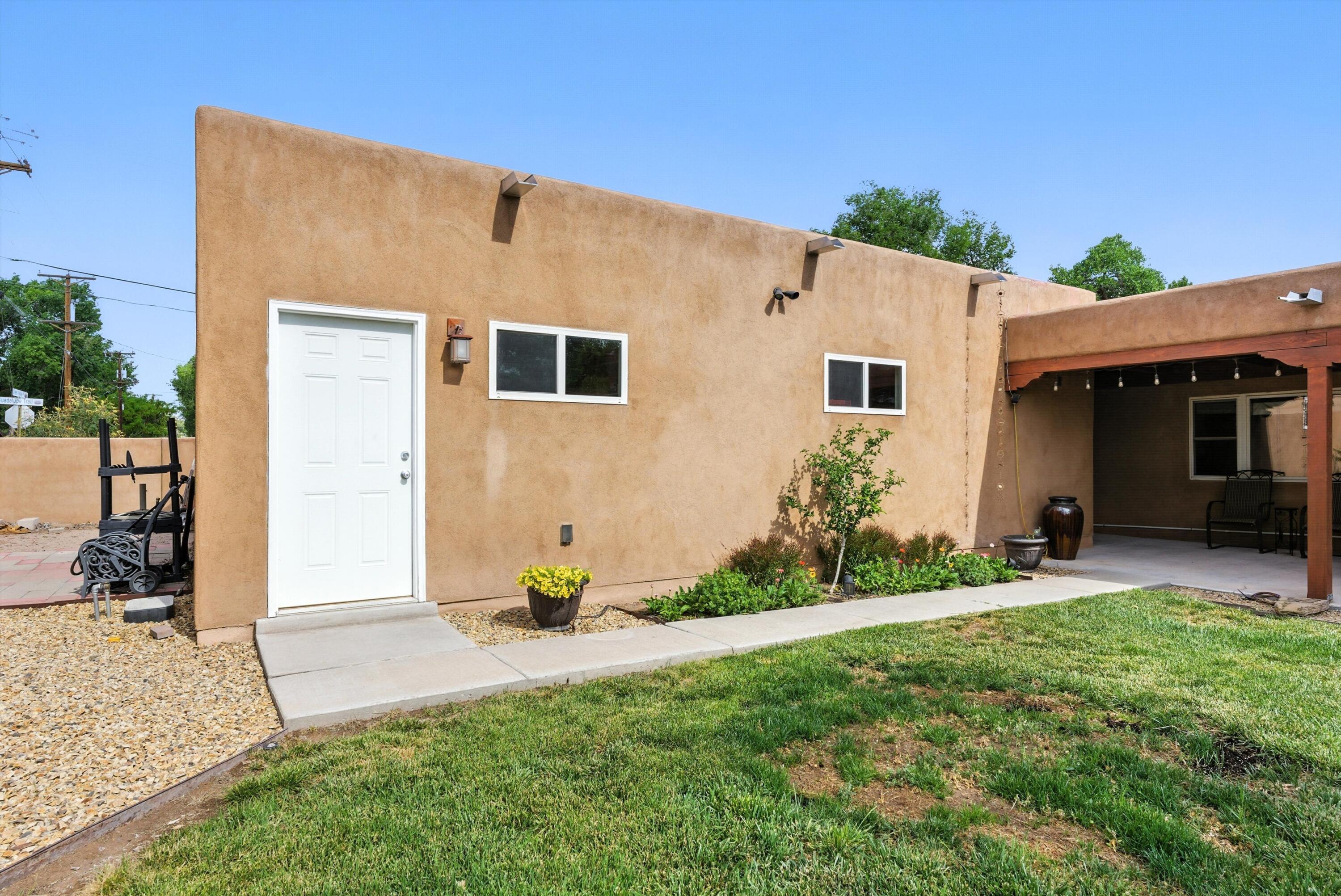 828 CHARLES Place NW