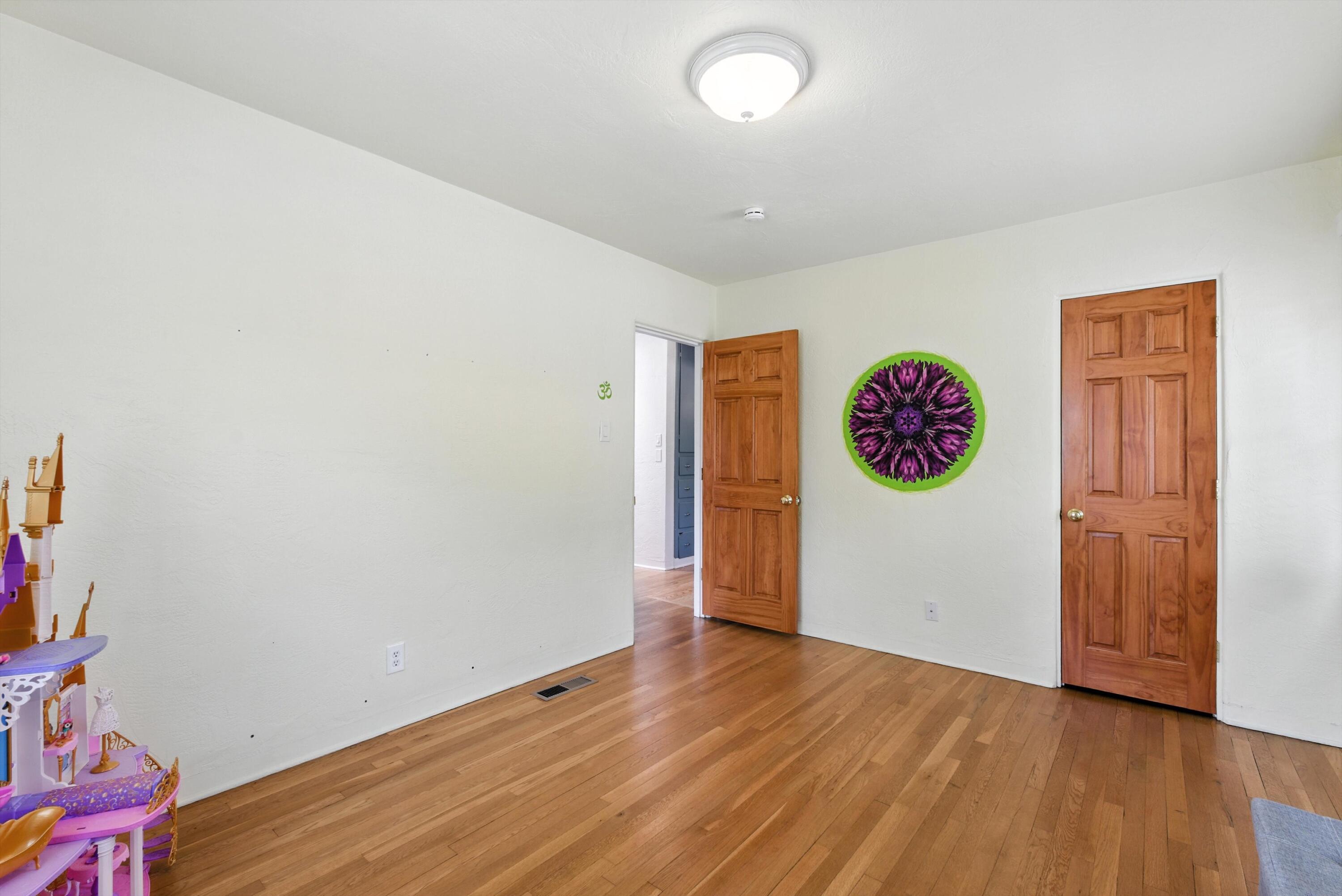 828 CHARLES Place NW