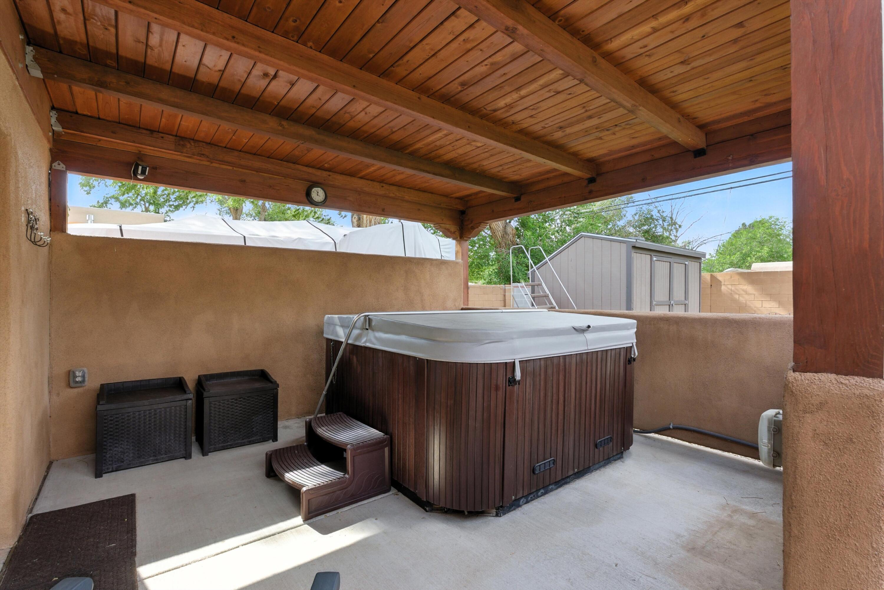 828 CHARLES Place NW