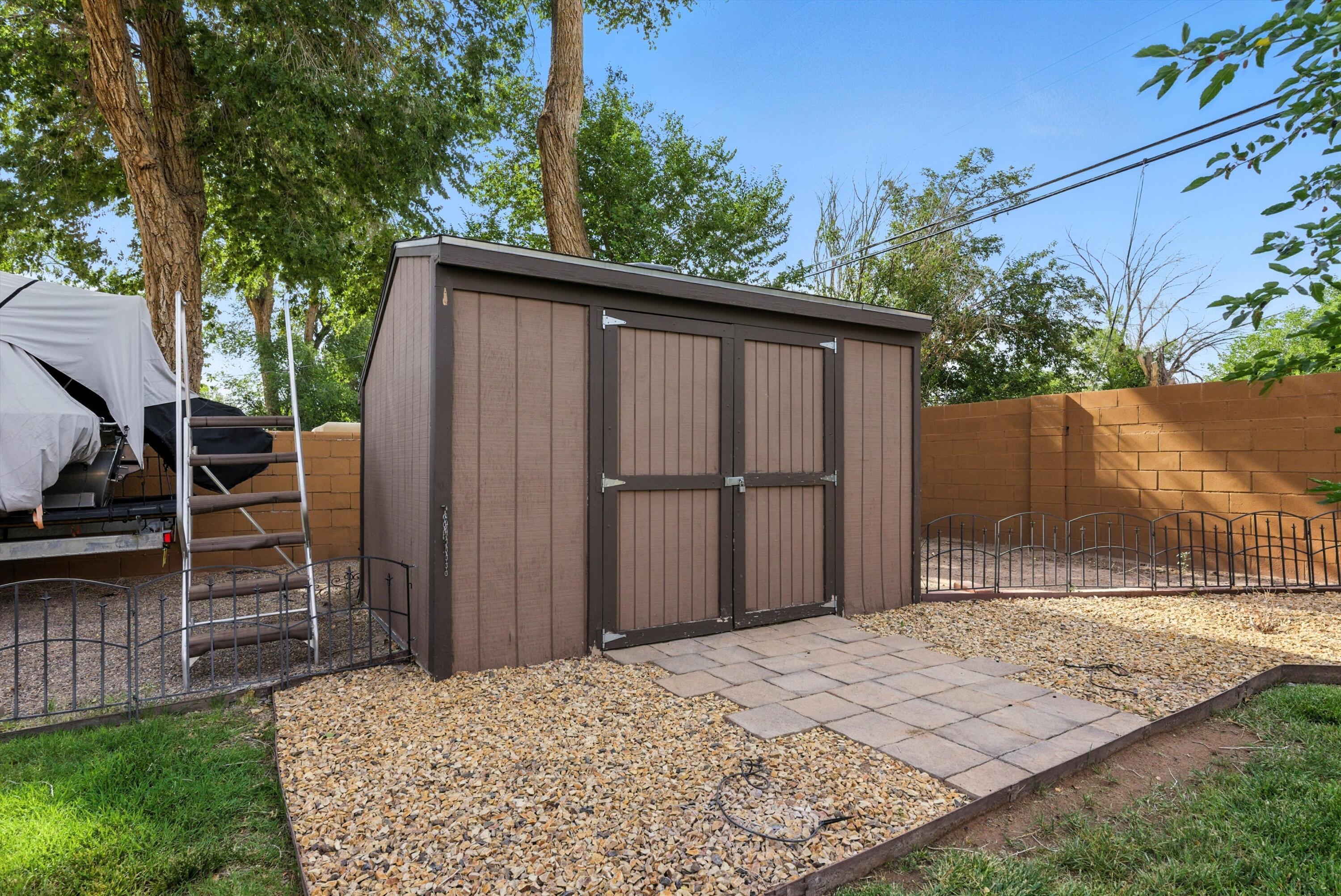 828 CHARLES Place NW