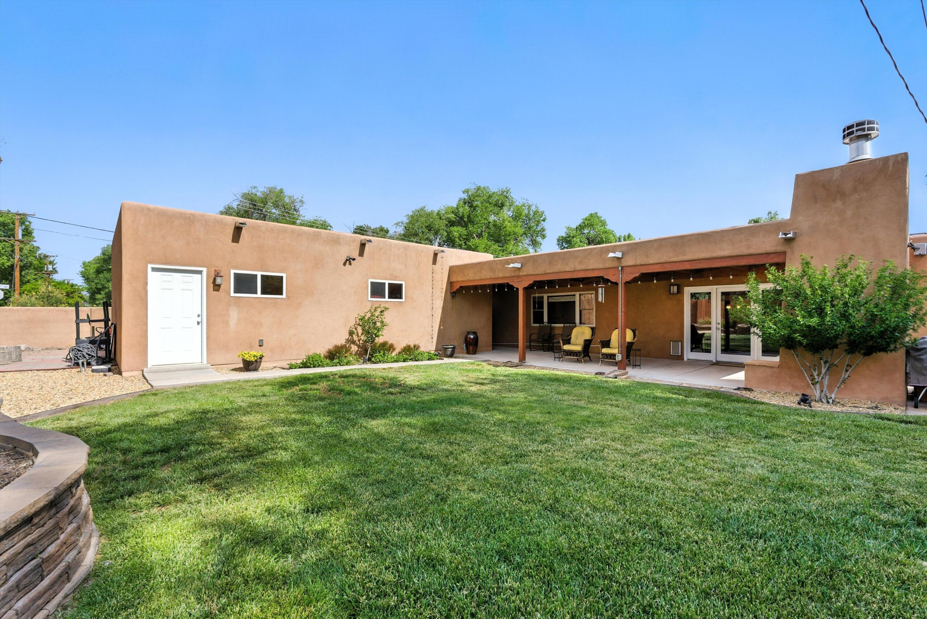 828 CHARLES Place NW