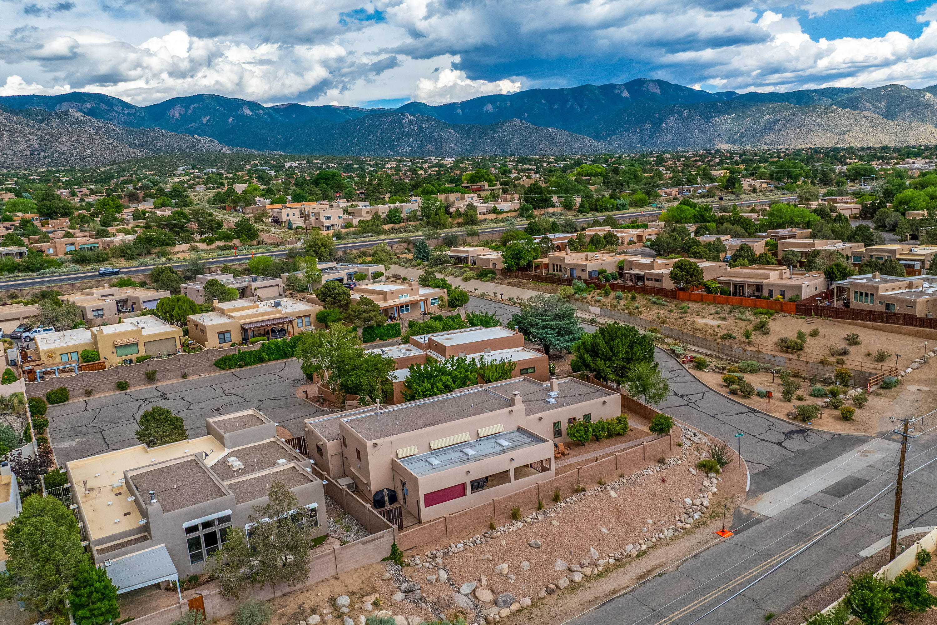 2750 CLIFFROSE Drive NE