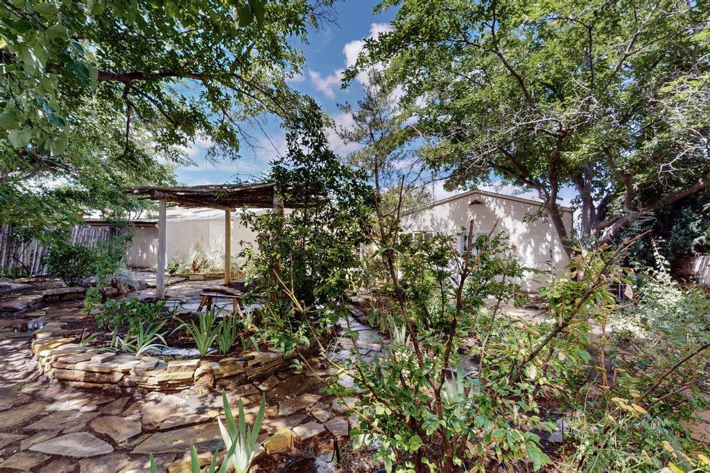710 AMHERST Drive SE