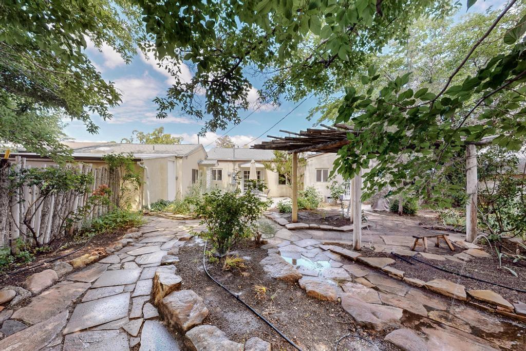 710 AMHERST Drive SE