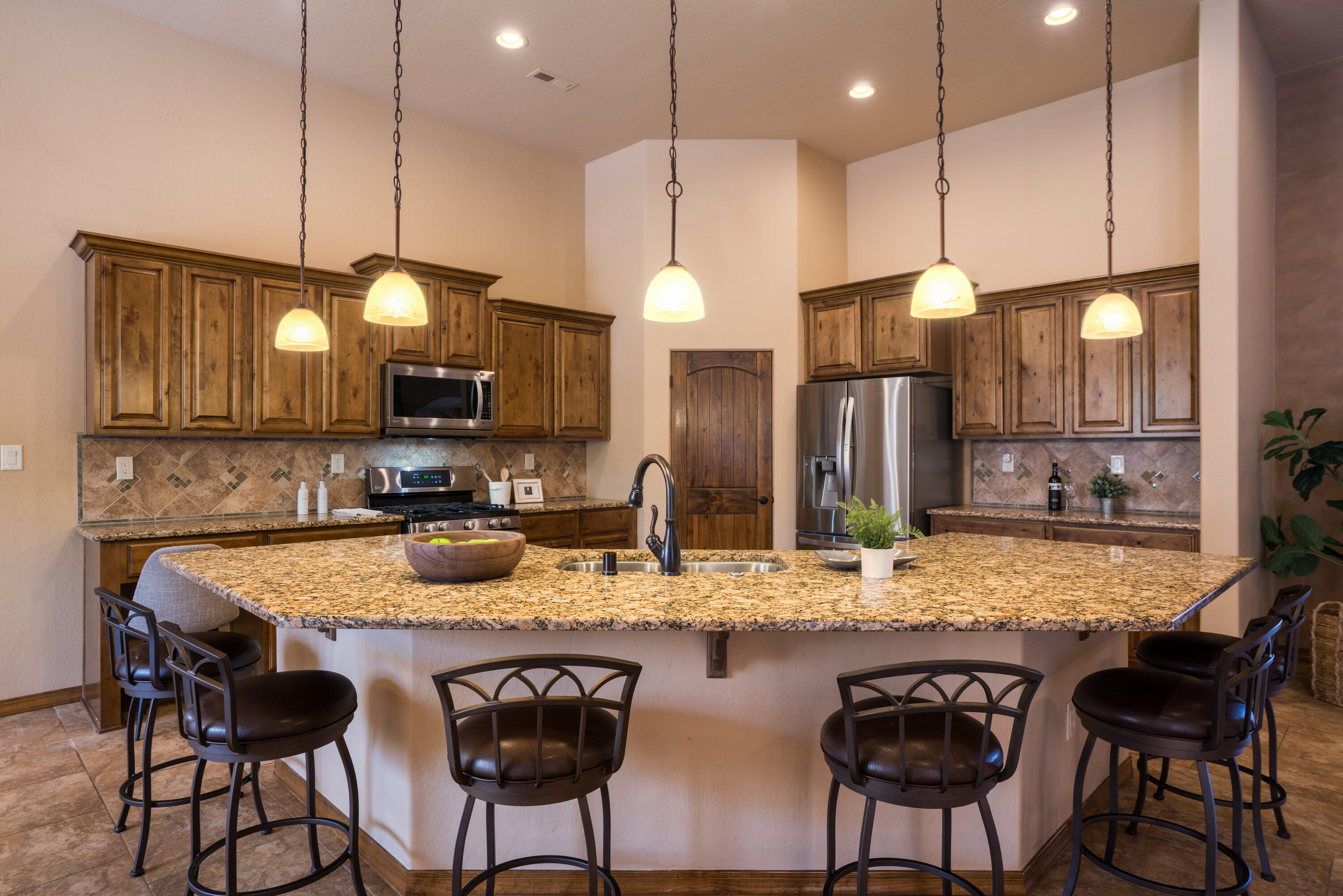 8020 VICTORIA Drive NW