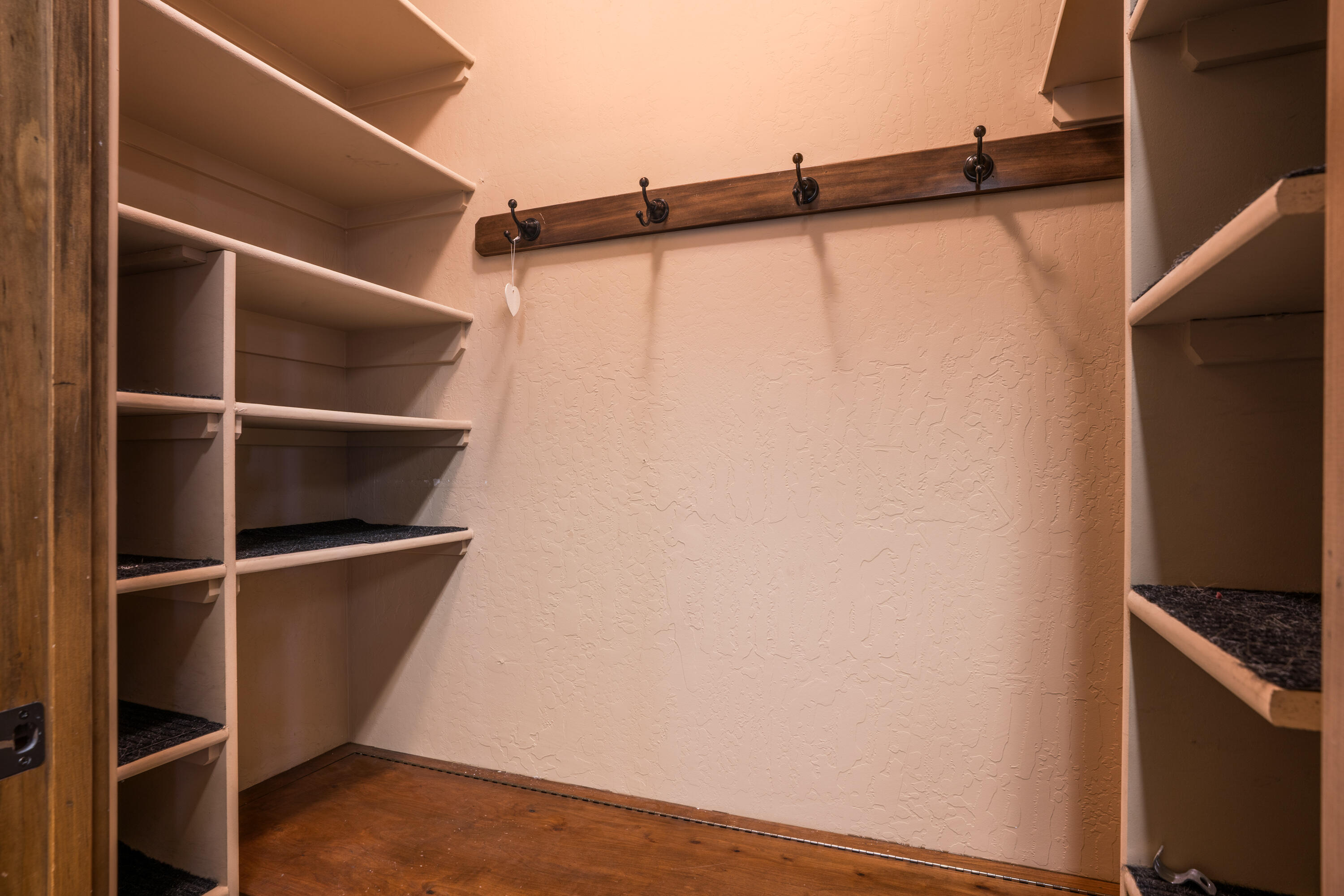 8020 VICTORIA Drive NW