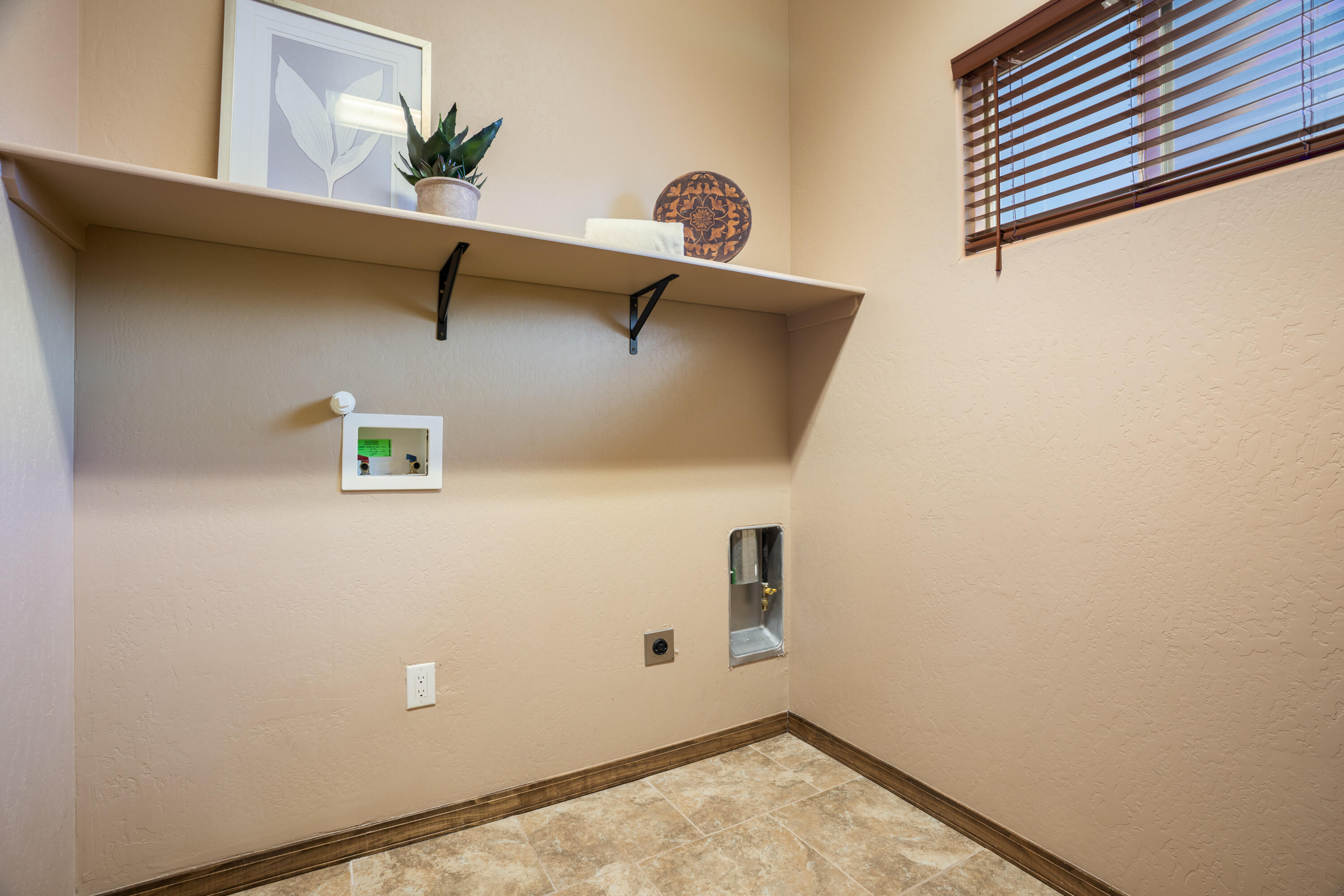 8020 VICTORIA Drive NW