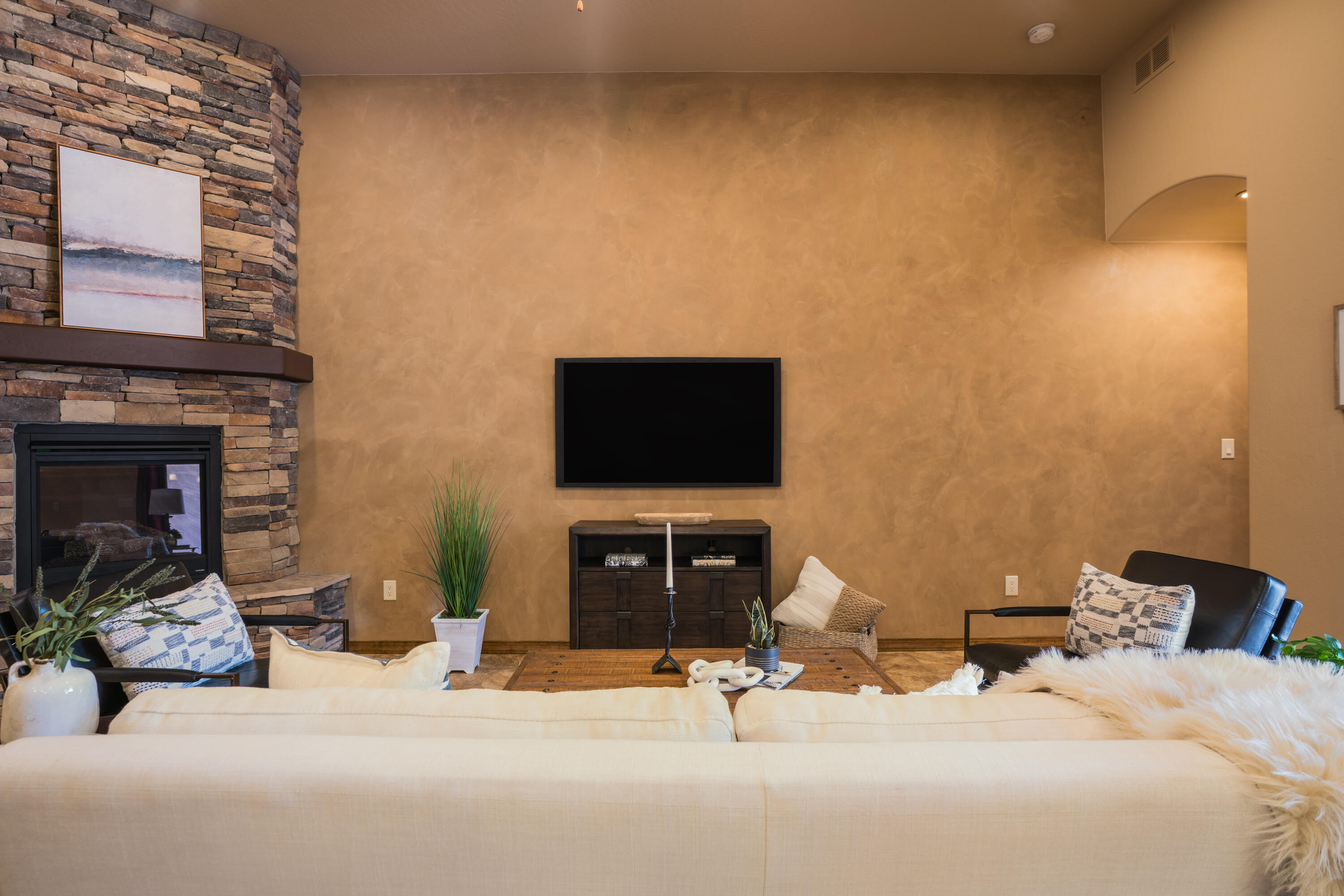 8020 VICTORIA Drive NW