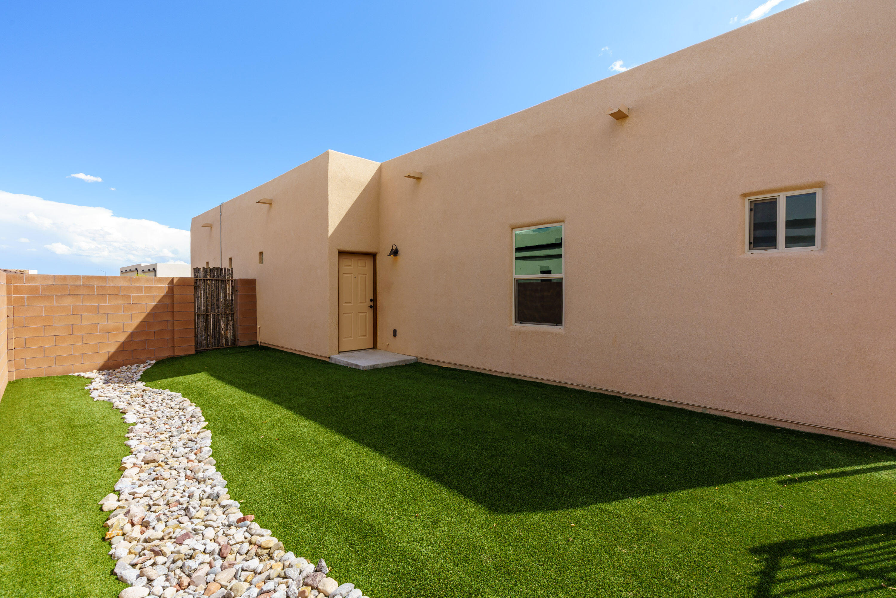 8020 VICTORIA Drive NW