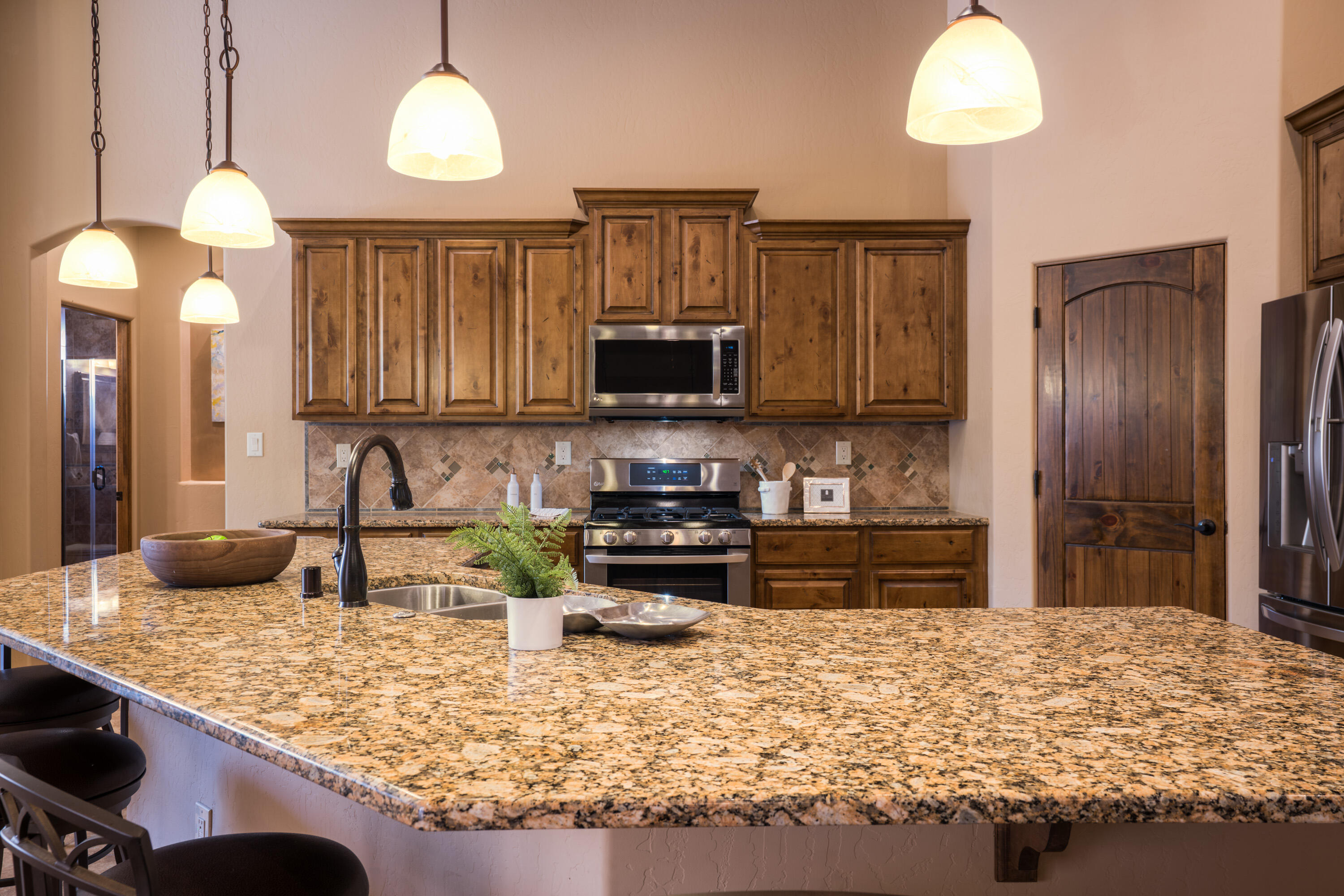 8020 VICTORIA Drive NW