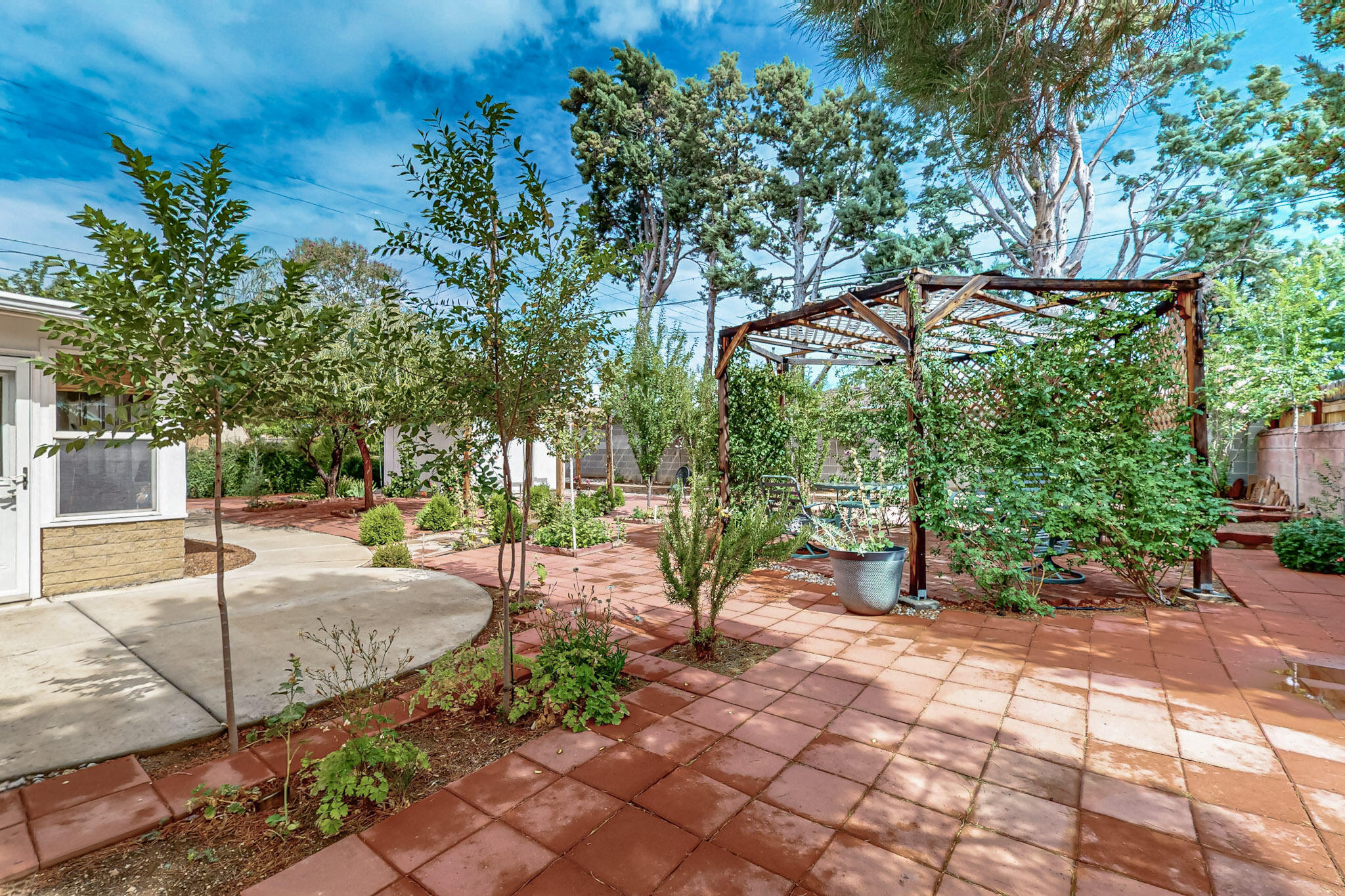 7719 Euclid Avenue NE