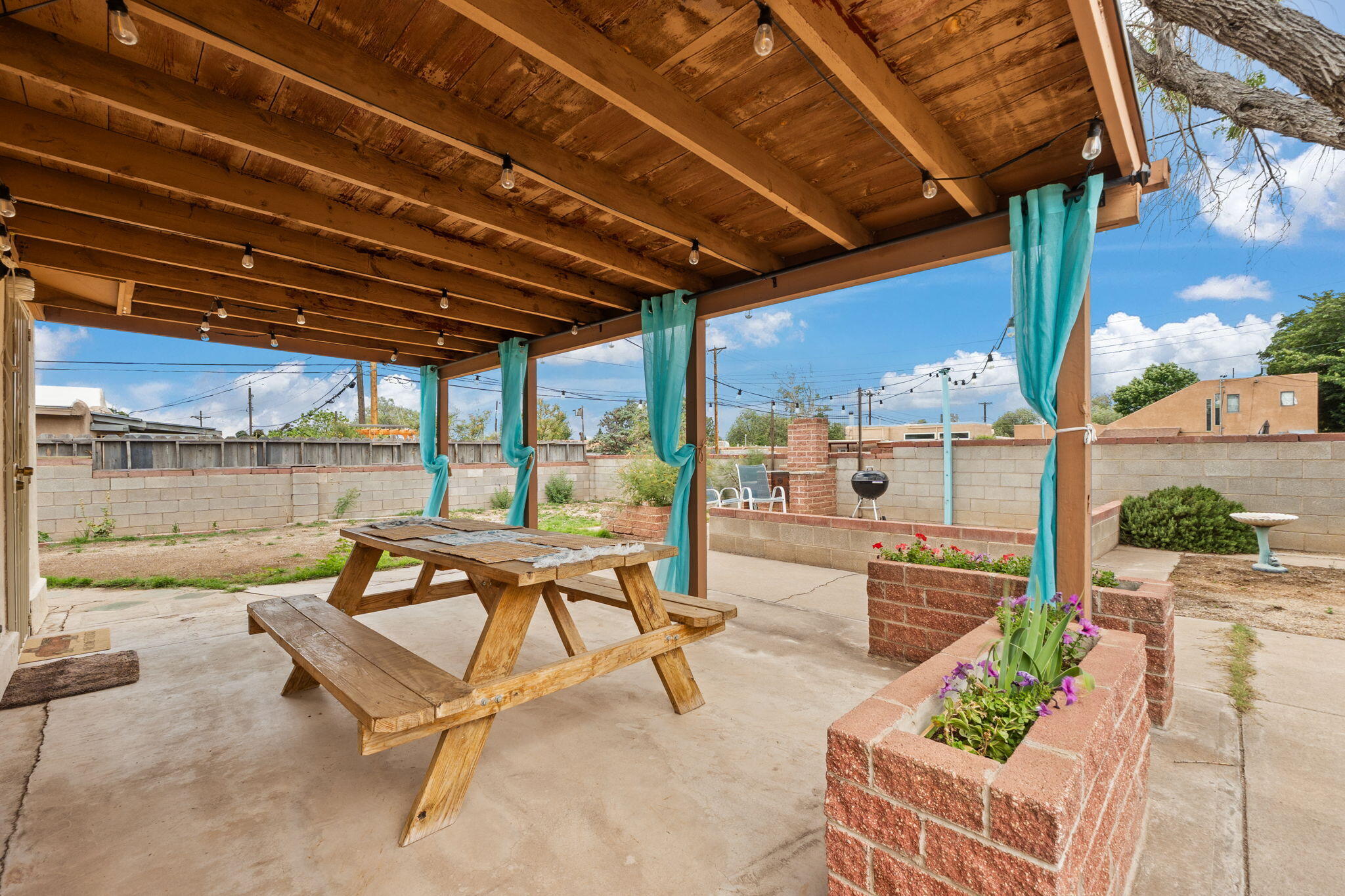 2325 ELIZABETH Street NE