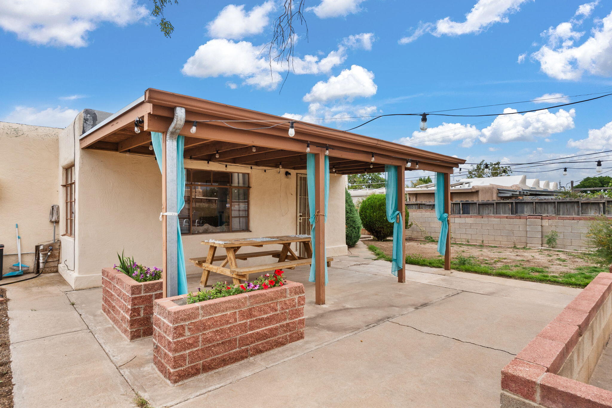 2325 ELIZABETH Street NE