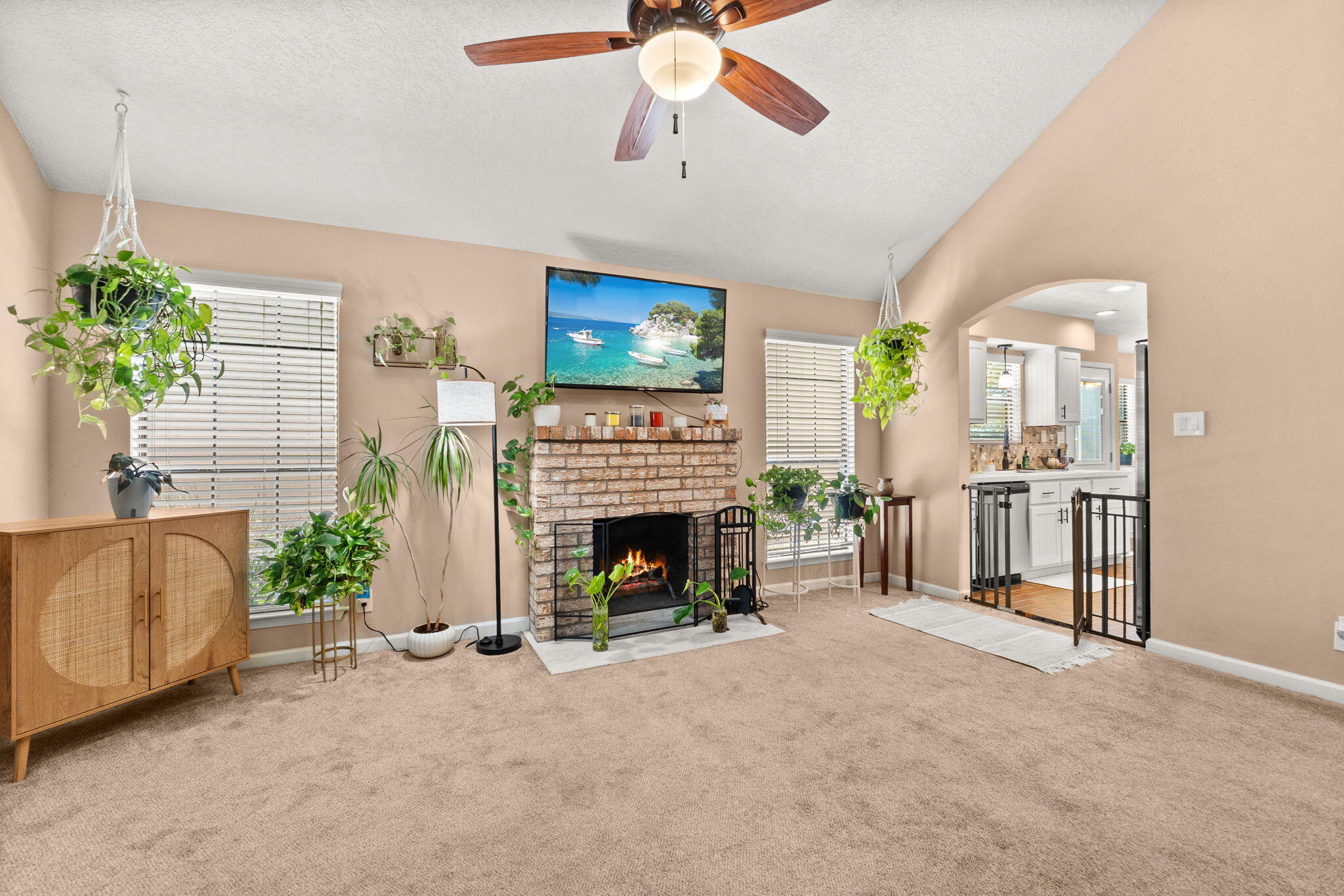 6104 MUSTANG Lane NW