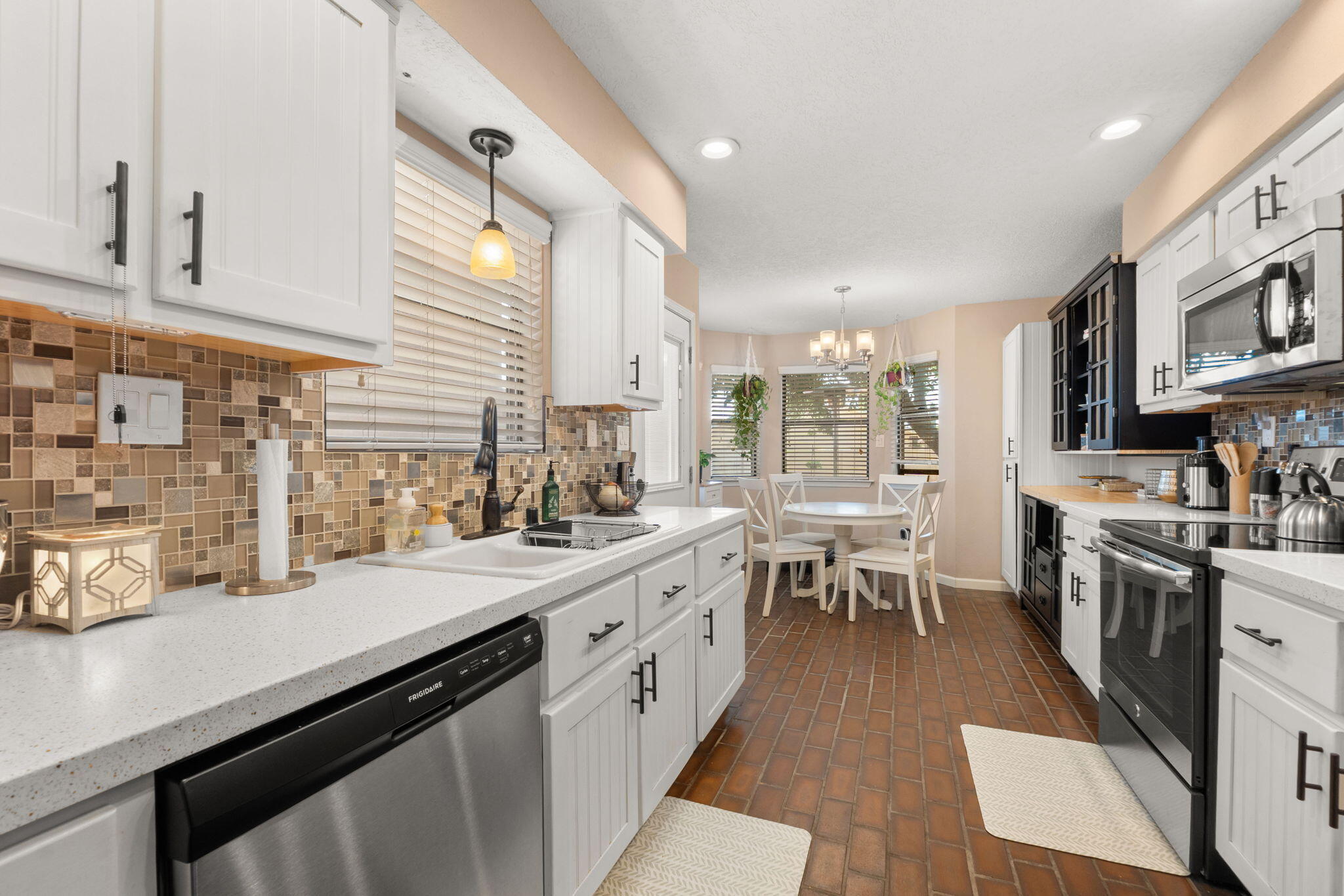 6104 MUSTANG Lane NW