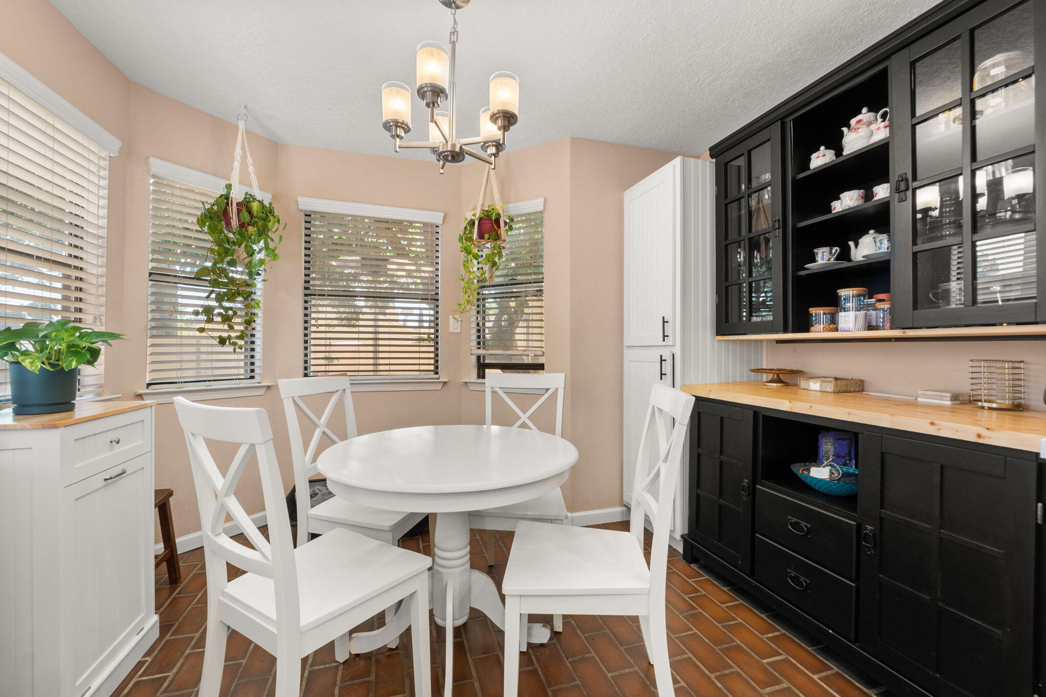 6104 MUSTANG Lane NW