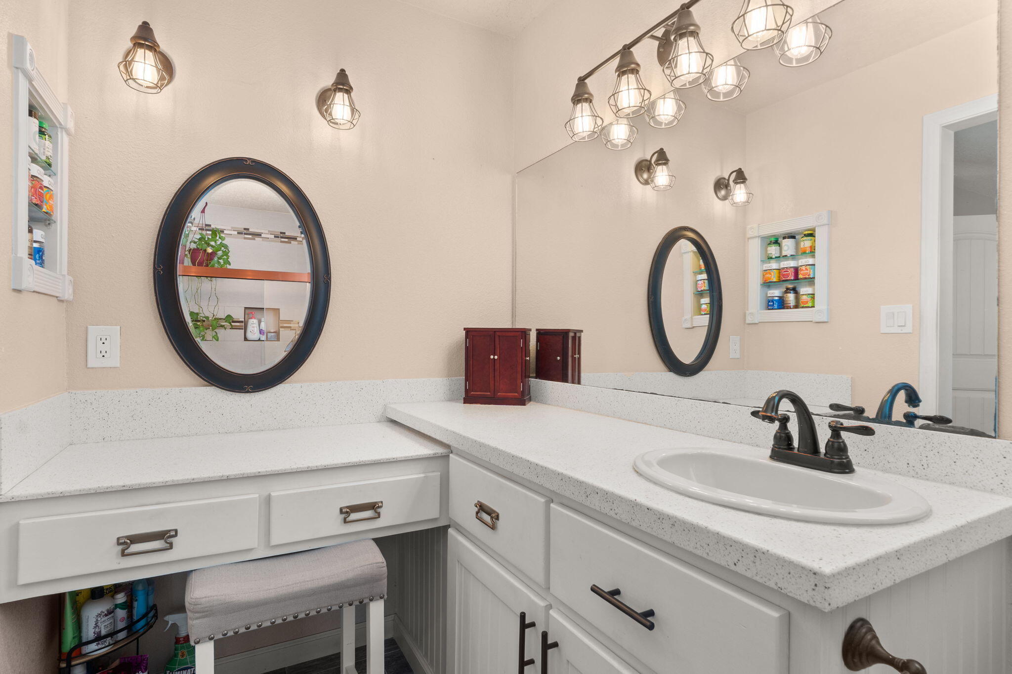 6104 MUSTANG Lane NW