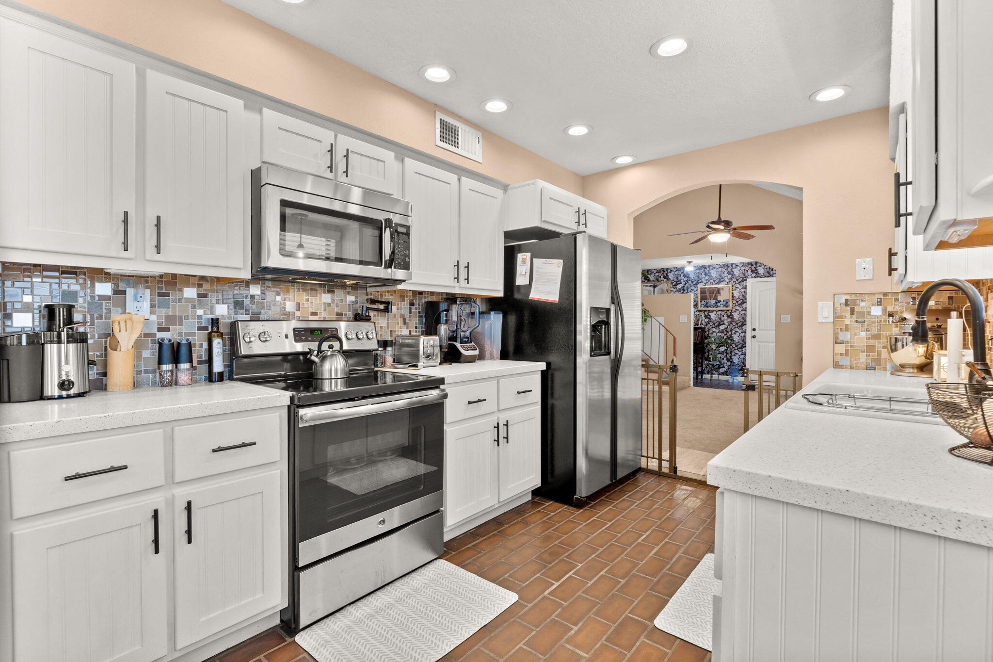 6104 MUSTANG Lane NW