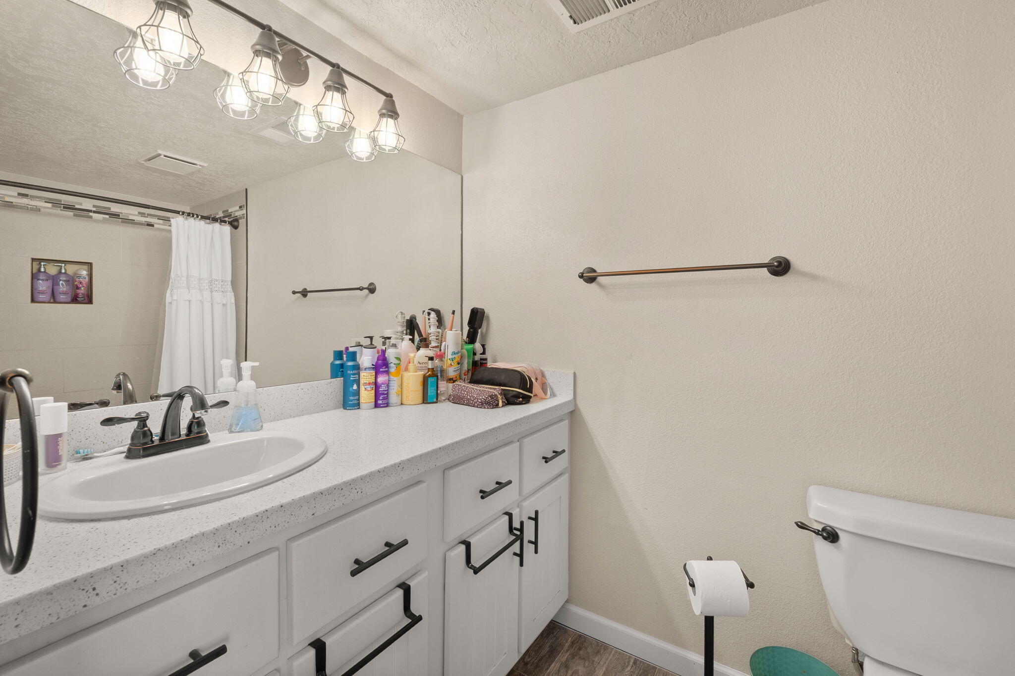 6104 MUSTANG Lane NW