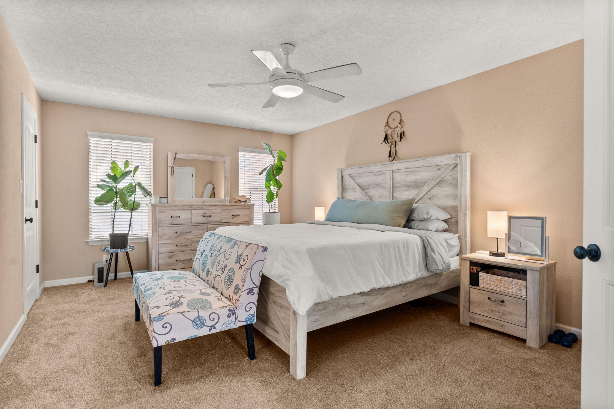 6104 MUSTANG Lane NW