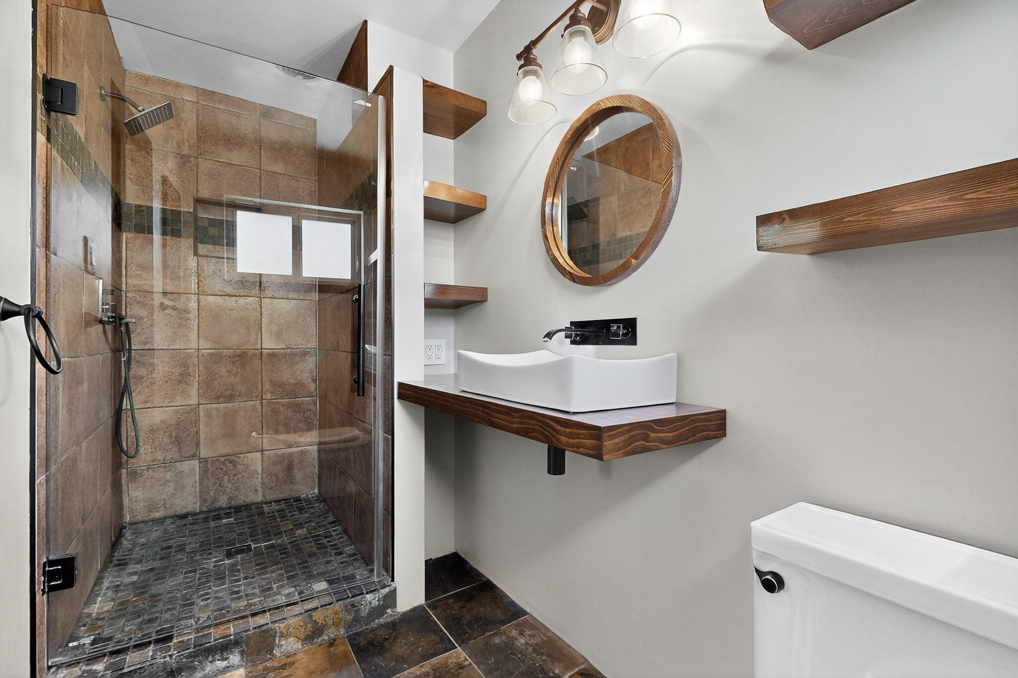 8505 BELLROSE Avenue NE