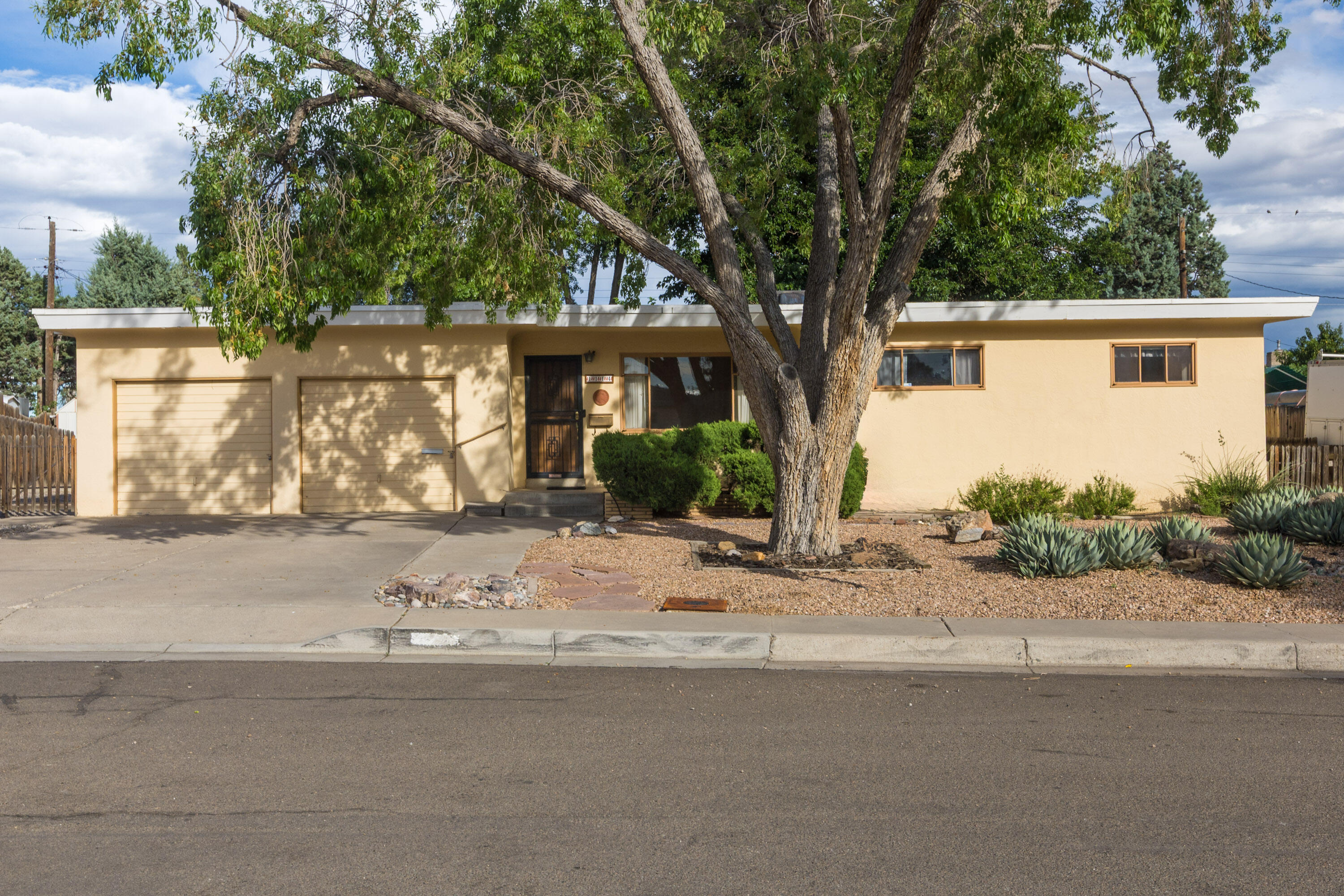 1114 CLANCY Drive NE