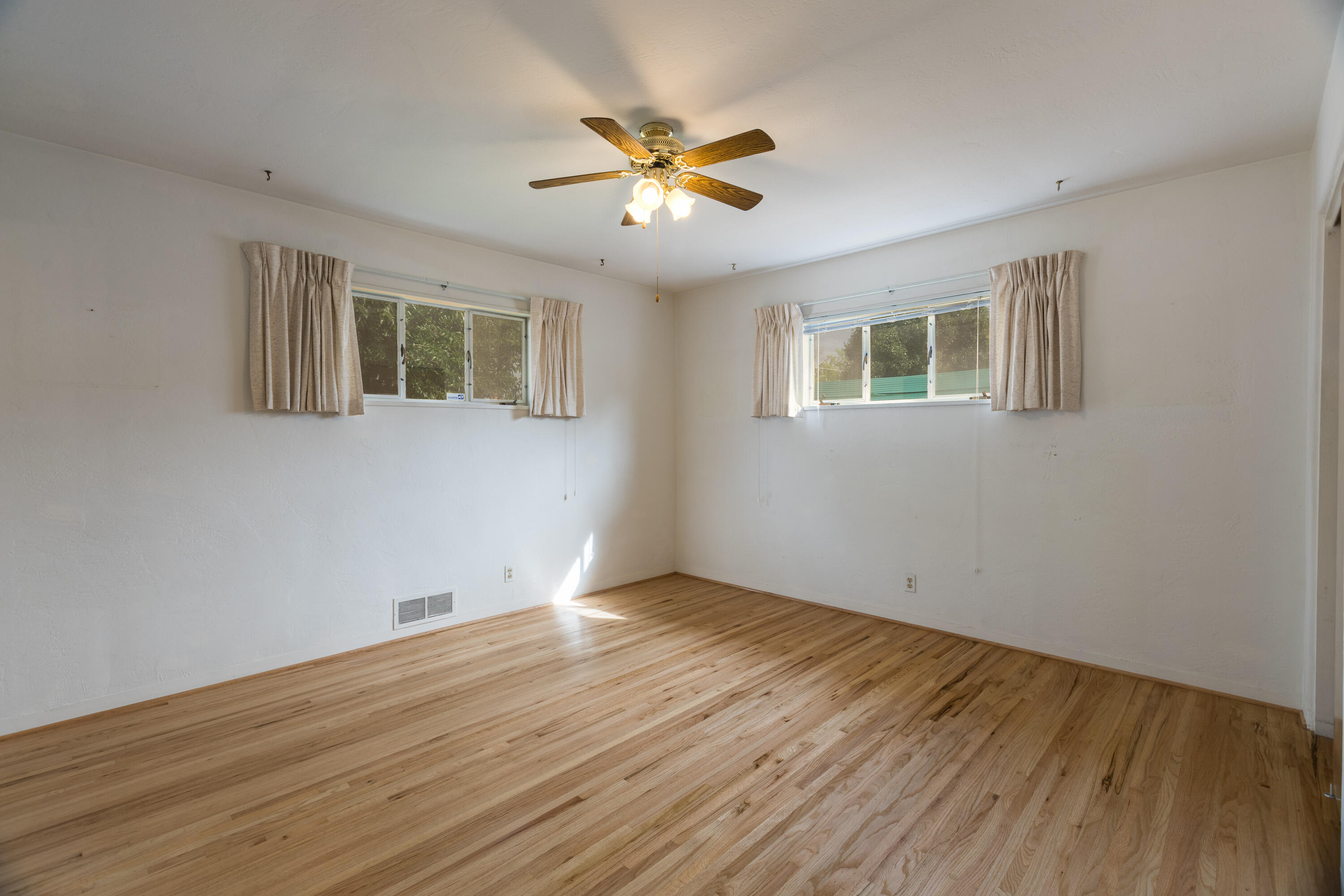 1114 CLANCY Drive NE