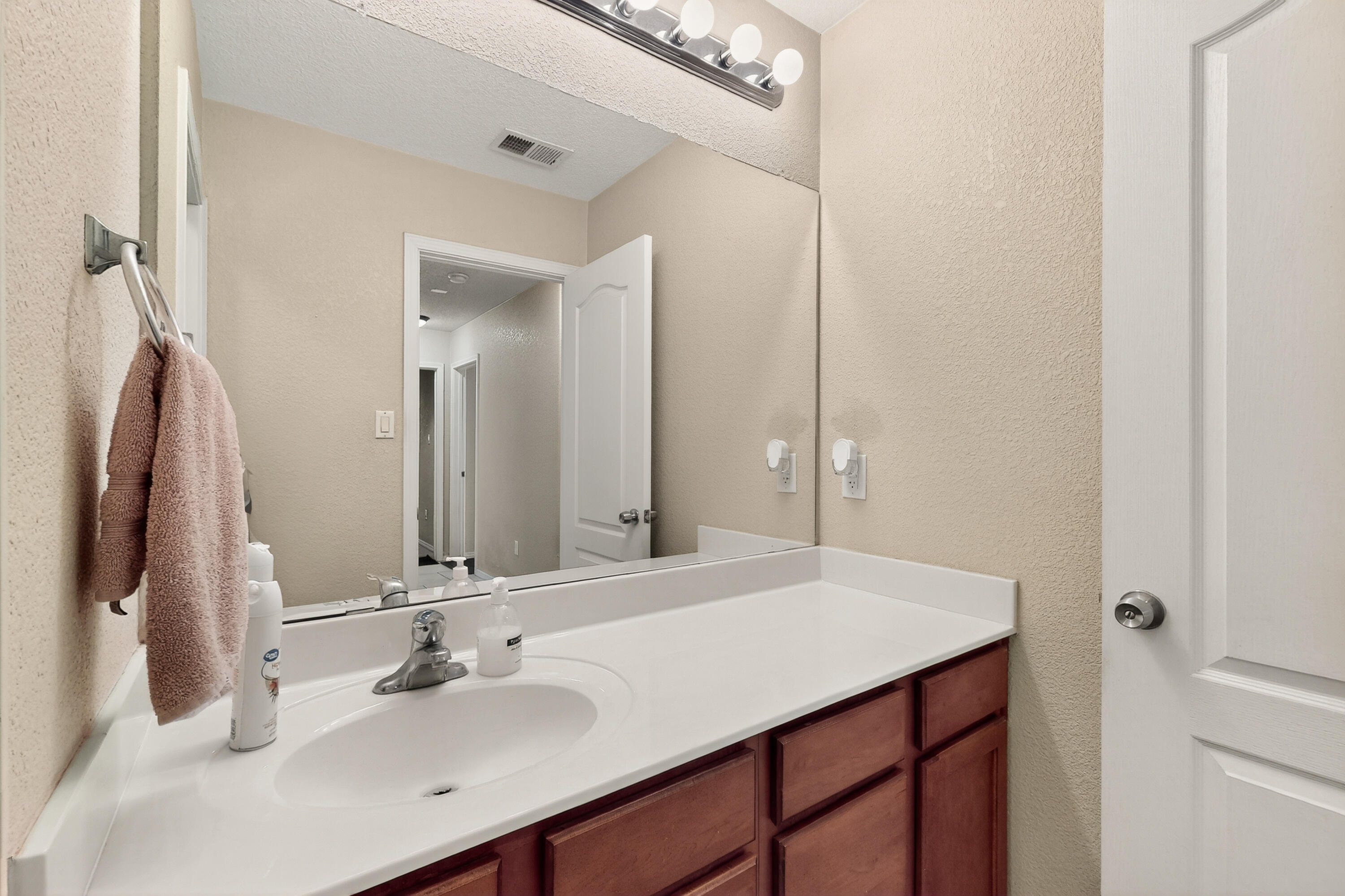 1404 SIDEWINDER Road NE